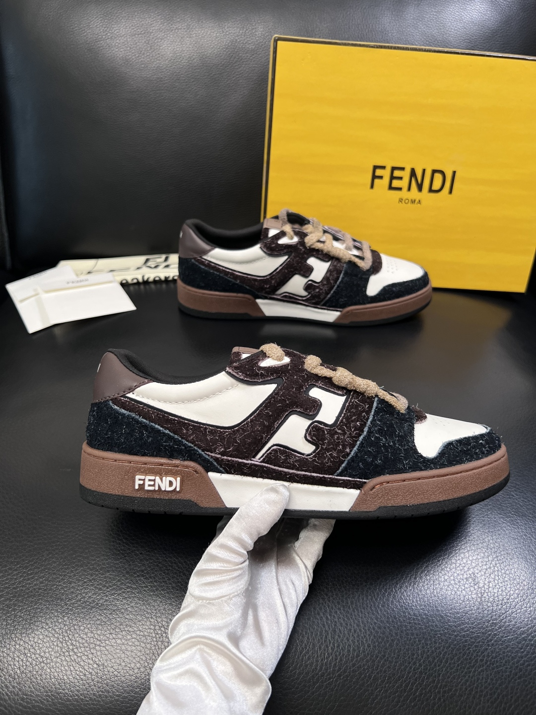 FENDI  高品质  顶级工艺品，芬迪  专柜同步，原厂配置意大利进口牛皮面料，进口牛皮内里垫，透气舒