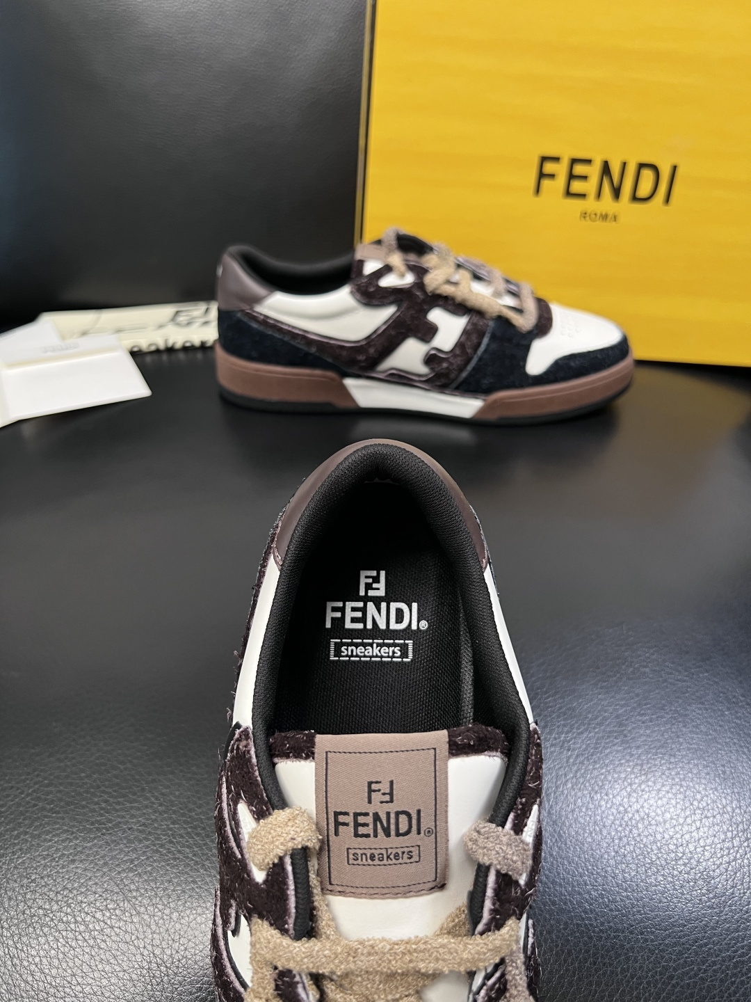 FENDI  高品质  顶级工艺品，芬迪  专柜同步，原厂配置意大利进口牛皮面料，进口牛皮内里垫，透气舒