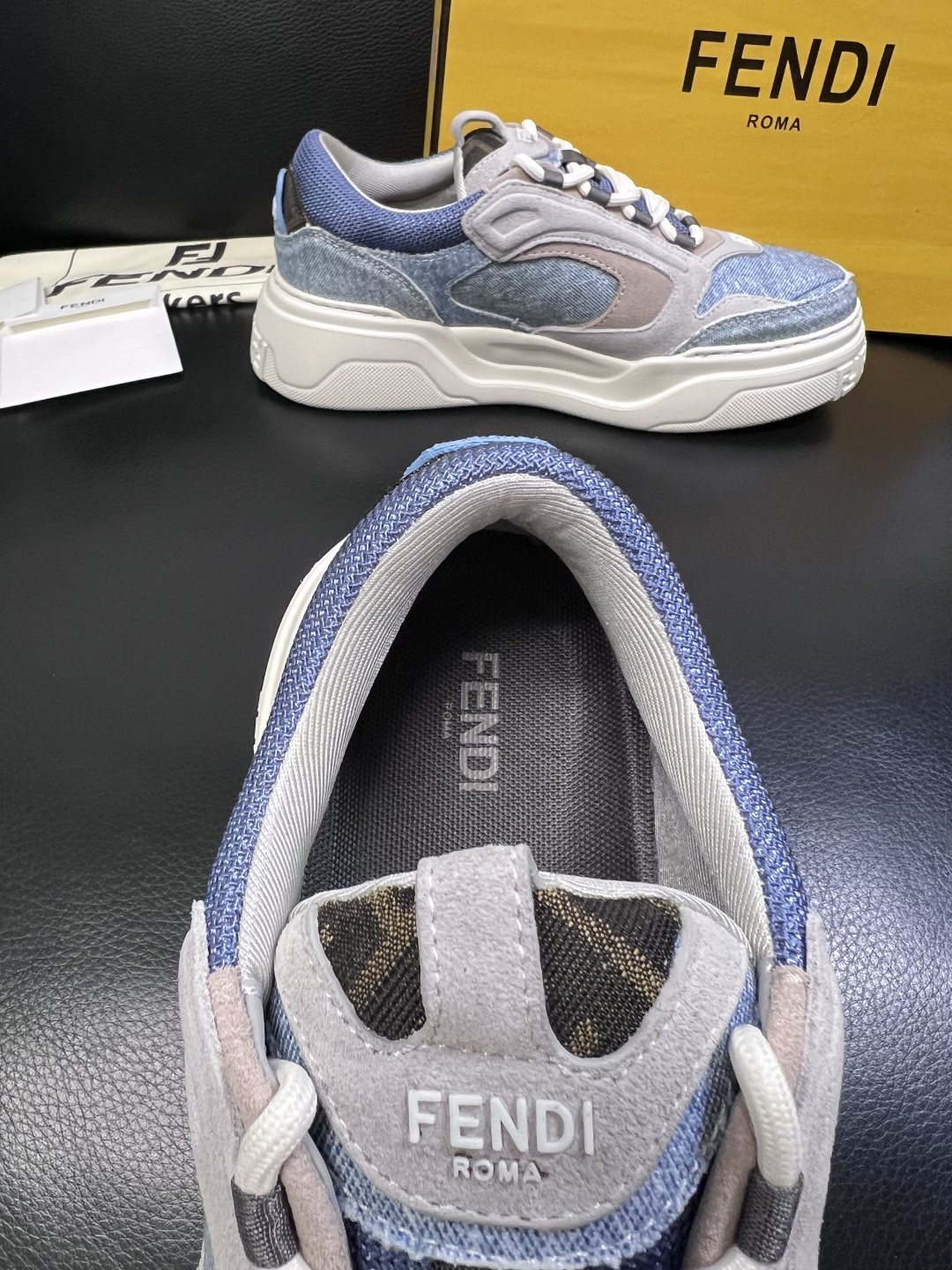 FENDI  高品质  顶级工艺品，芬迪  专柜同步，原厂配置意大利进口牛皮面料，进口牛皮内里垫，透气舒