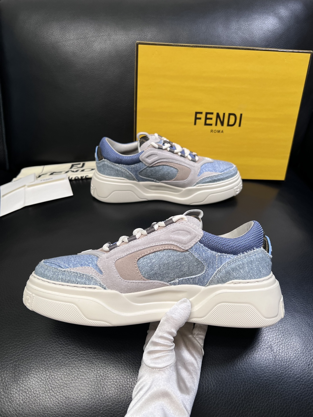 FENDI  高品质  顶级工艺品，芬迪  专柜同步，原厂配置意大利进口牛皮面料，进口牛皮内里垫，透气舒