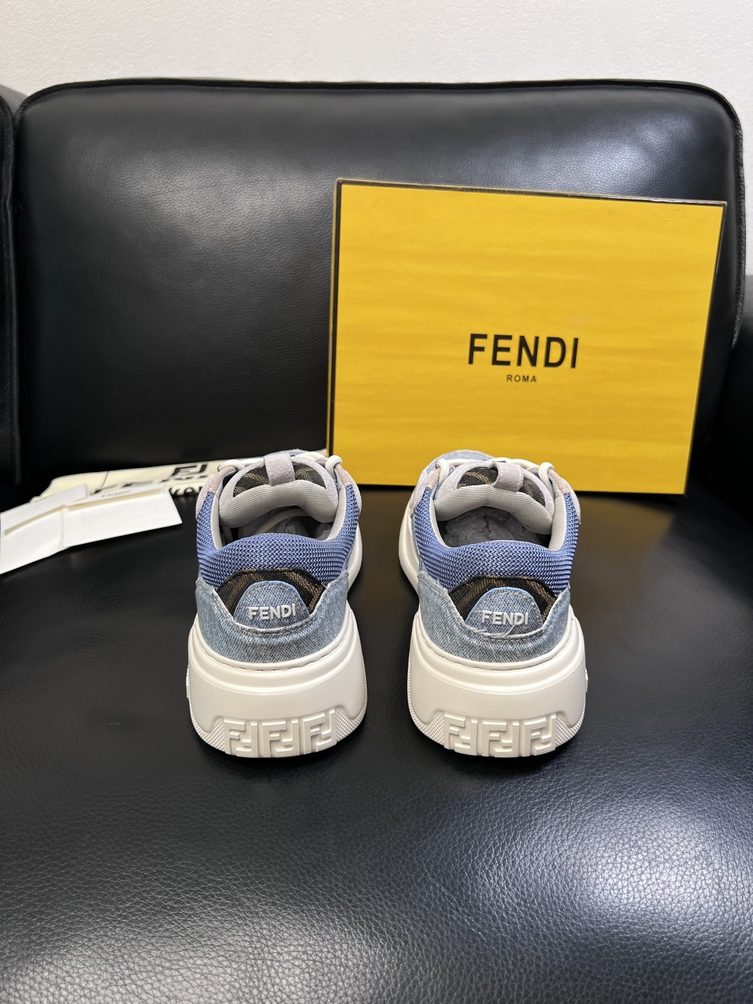 FENDI  高品质  顶级工艺品，芬迪  专柜同步，原厂配置意大利进口牛皮面料，进口牛皮内里垫，透气舒