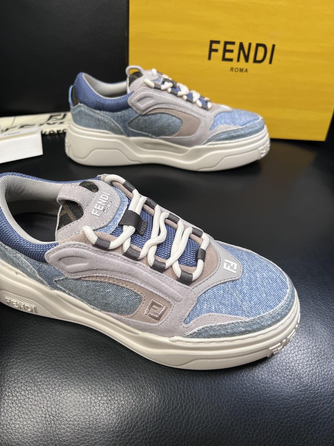 FENDI  高品质  顶级工艺品，芬迪  专柜同步，原厂配置意大利进口牛皮面料，进口牛皮内里垫，透气舒