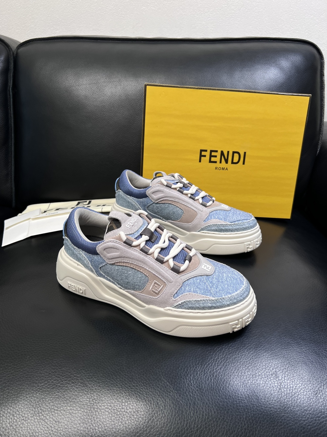 FENDI  高品质  顶级工艺品，芬迪  专柜同步，原厂配置意大利进口牛皮面料，进口牛皮内里垫，透气舒