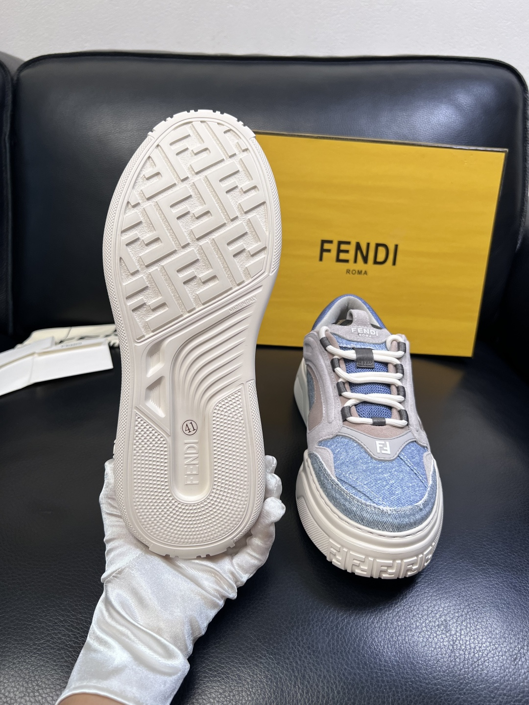FENDI  高品质  顶级工艺品，芬迪  专柜同步，原厂配置意大利进口牛皮面料，进口牛皮内里垫，透气舒