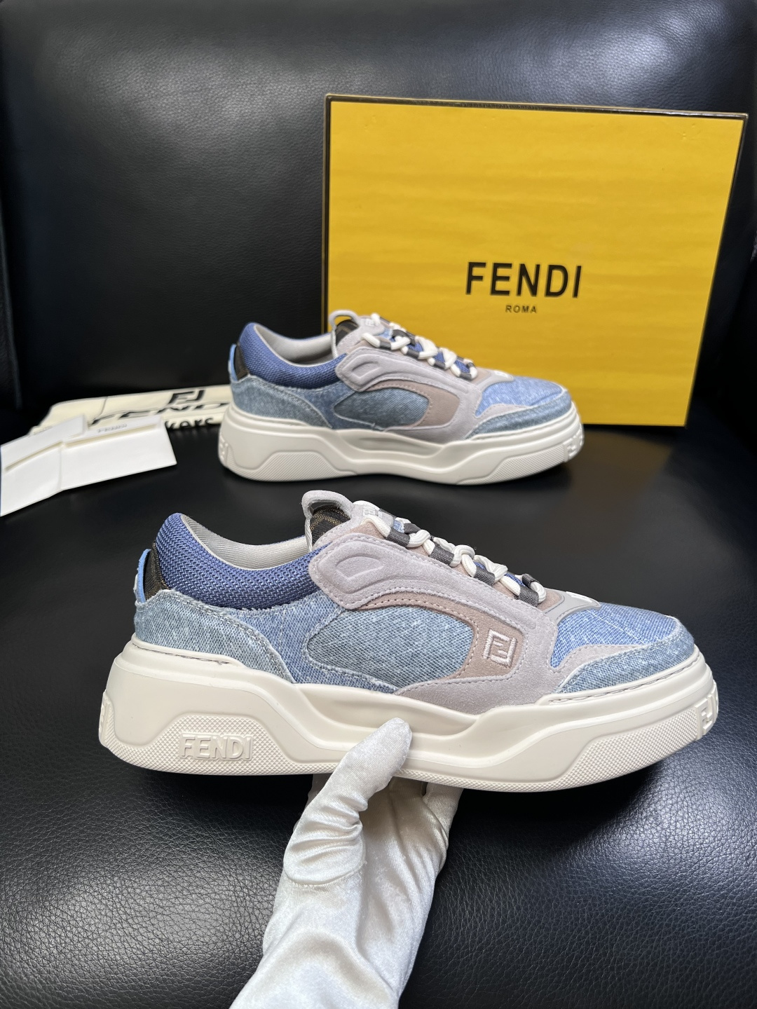 FENDI  高品质  顶级工艺品，芬迪  专柜同步，原厂配置意大利进口牛皮面料，进口牛皮内里垫，透气舒