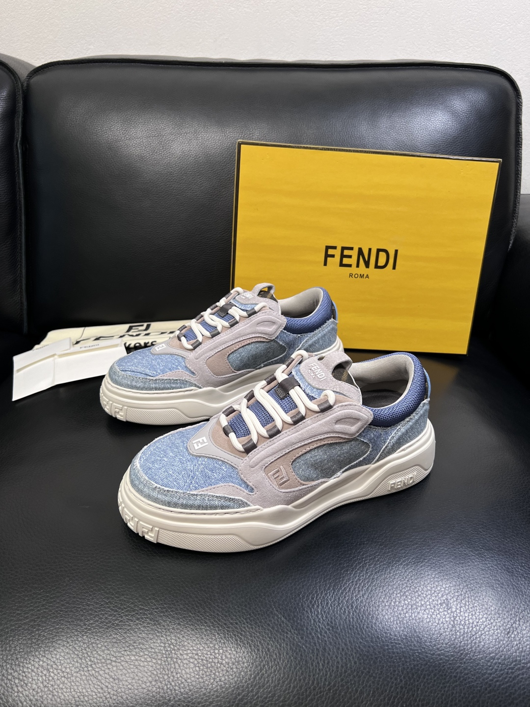 FENDI  高品质  顶级工艺品，芬迪  专柜同步，原厂配置意大利进口牛皮面料，进口牛皮内里垫，透气舒
