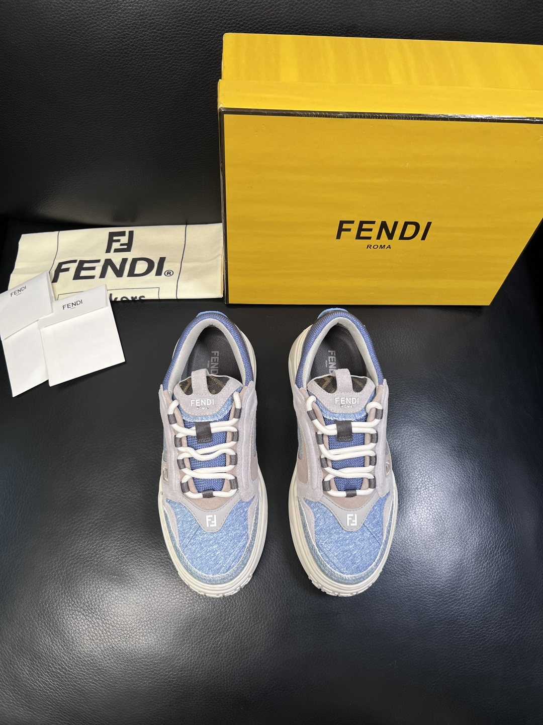 FENDI  高品质  顶级工艺品，芬迪  专柜同步，原厂配置意大利进口牛皮面料，进口牛皮内里垫，透气舒
