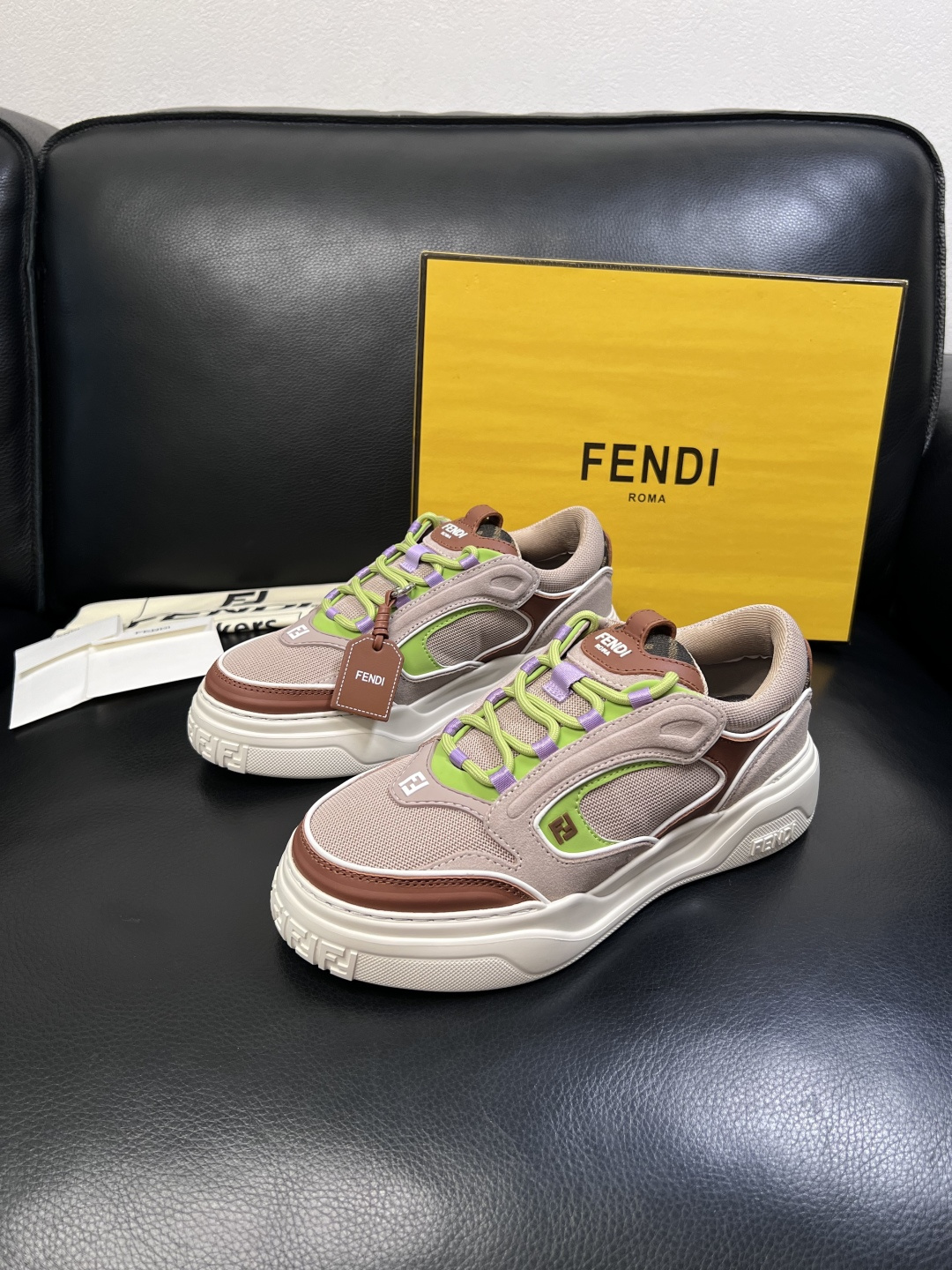 FENDI  高品质  顶级工艺品，芬迪  专柜同步，原厂配置意大利进口牛皮面料，进口牛皮内里垫，透气舒