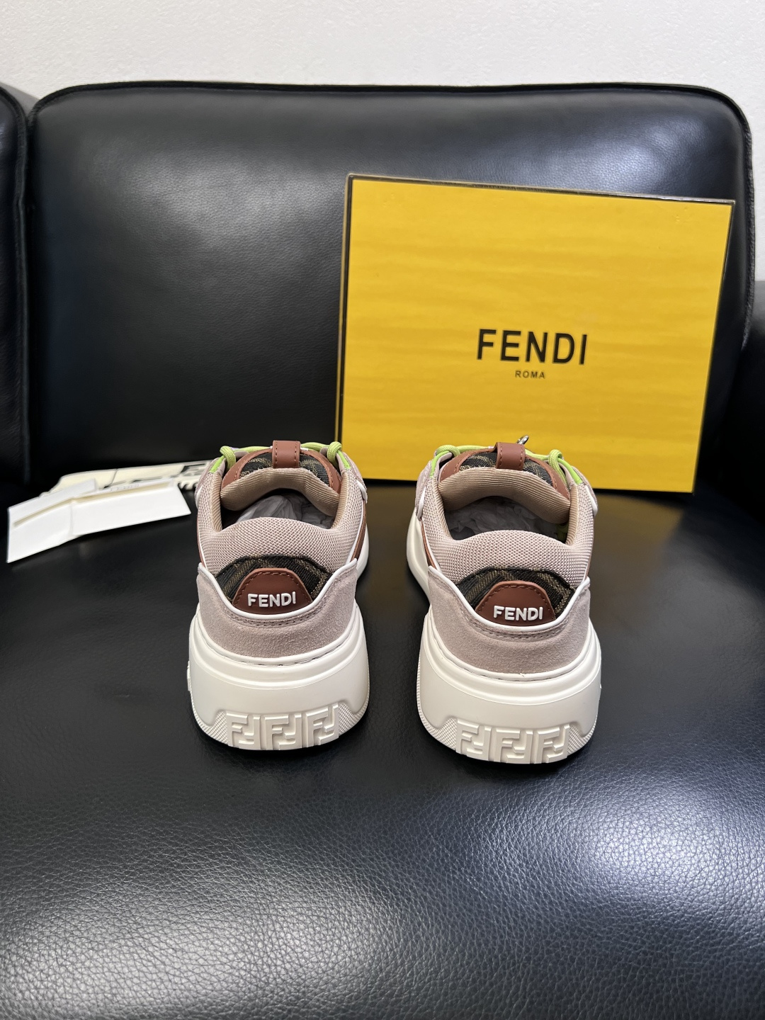 FENDI  高品质  顶级工艺品，芬迪  专柜同步，原厂配置意大利进口牛皮面料，进口牛皮内里垫，透气舒