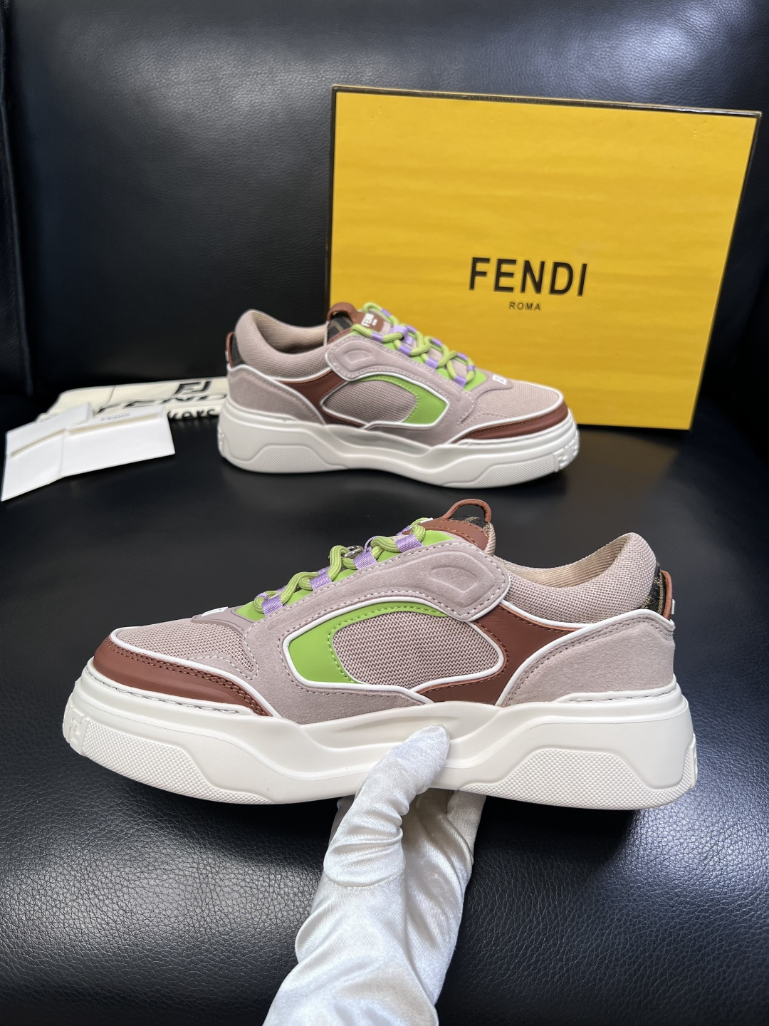 FENDI  高品质  顶级工艺品，芬迪  专柜同步，原厂配置意大利进口牛皮面料，进口牛皮内里垫，透气舒