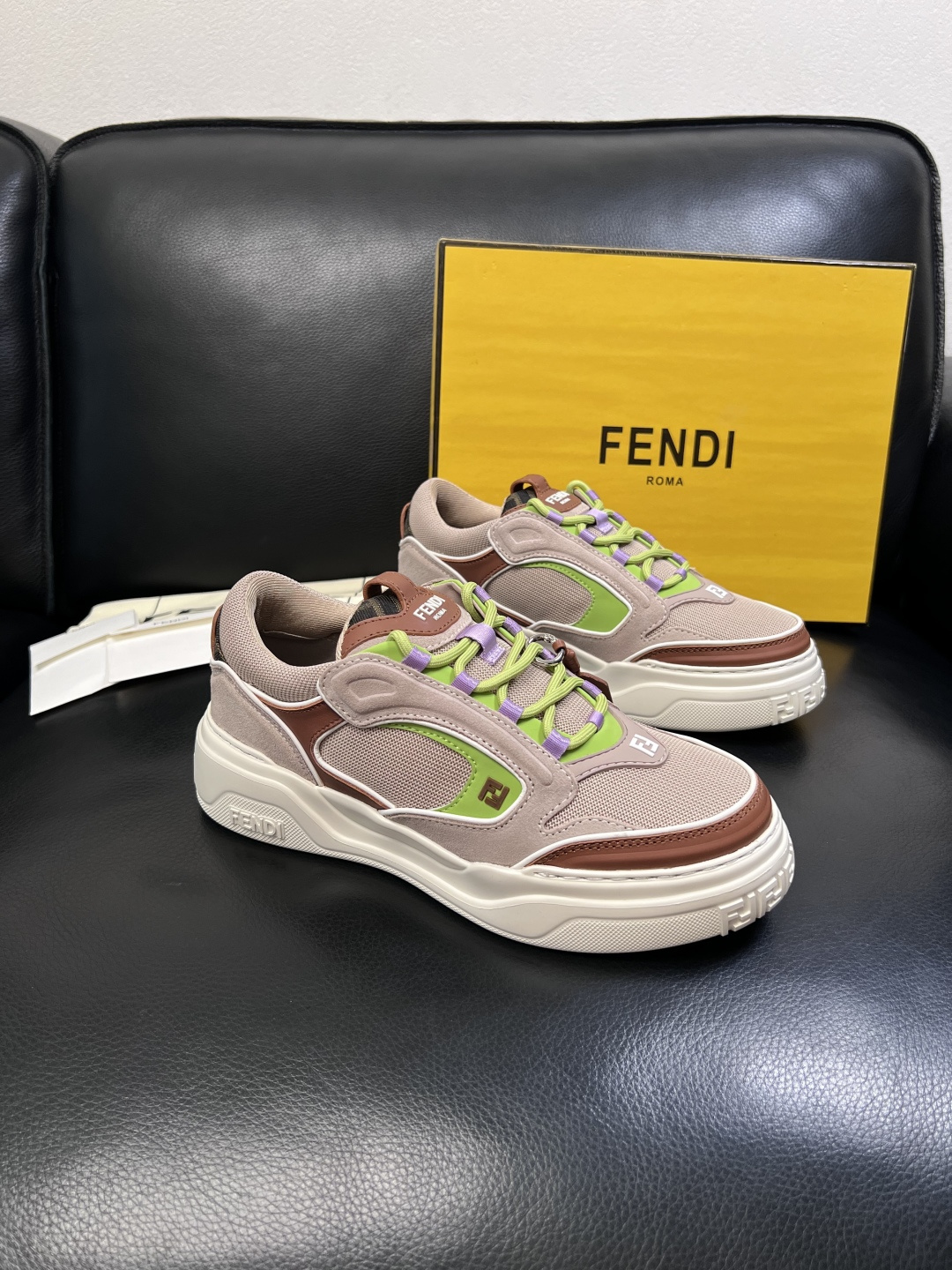 FENDI  高品质  顶级工艺品，芬迪  专柜同步，原厂配置意大利进口牛皮面料，进口牛皮内里垫，透气舒