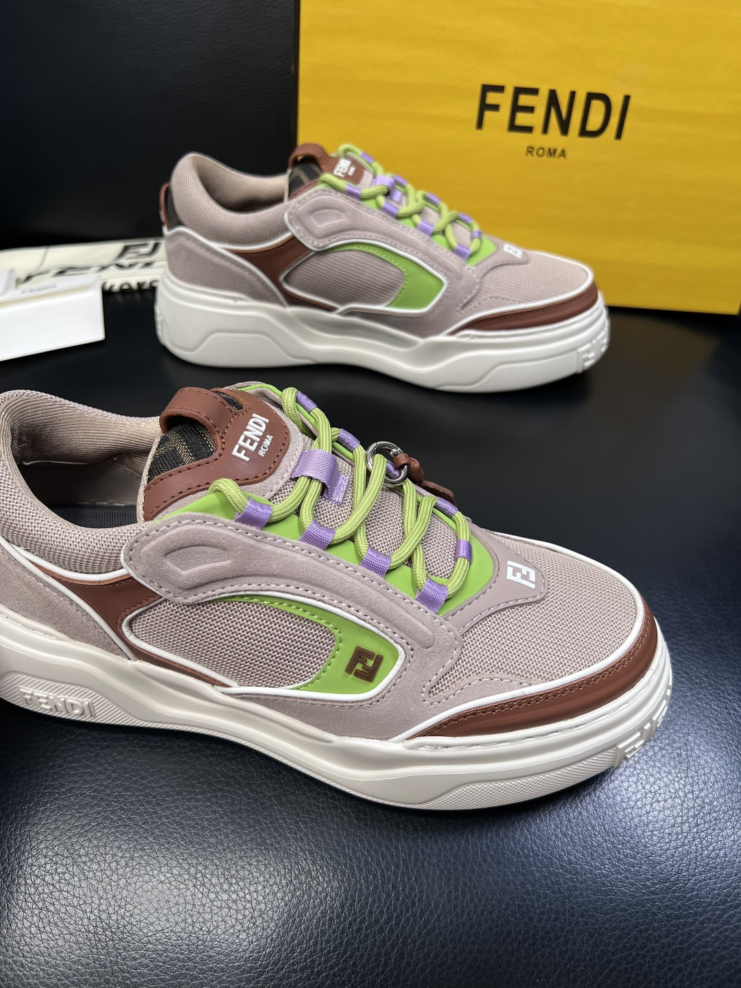 FENDI  高品质  顶级工艺品，芬迪  专柜同步，原厂配置意大利进口牛皮面料，进口牛皮内里垫，透气舒