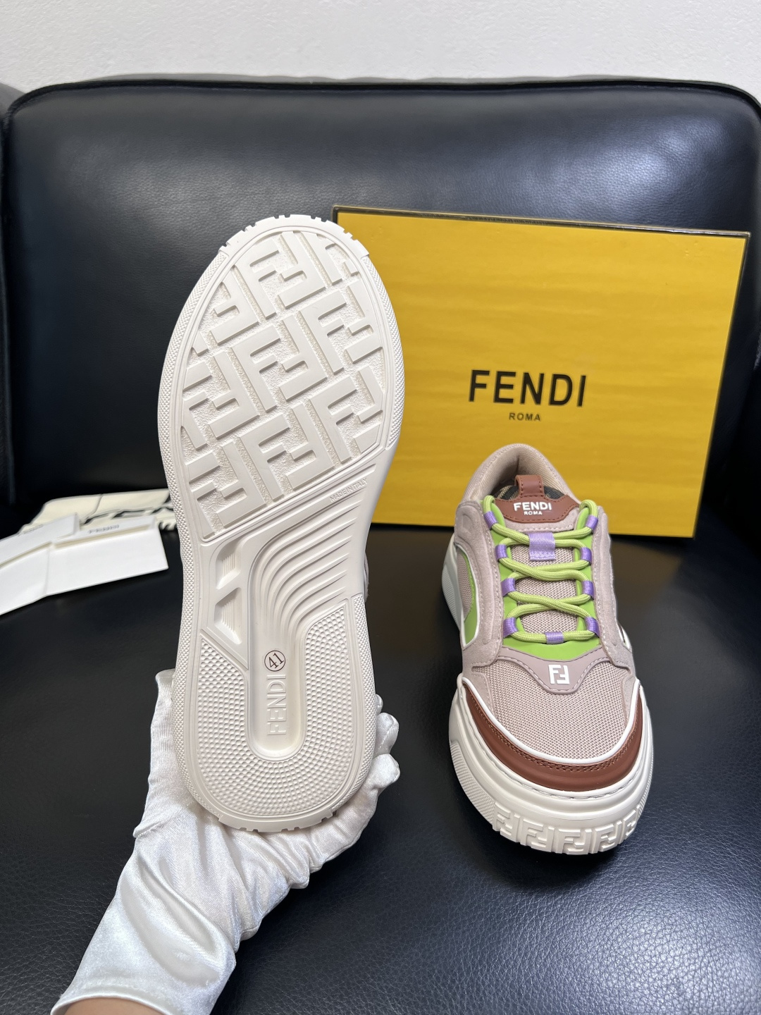 FENDI  高品质  顶级工艺品，芬迪  专柜同步，原厂配置意大利进口牛皮面料，进口牛皮内里垫，透气舒