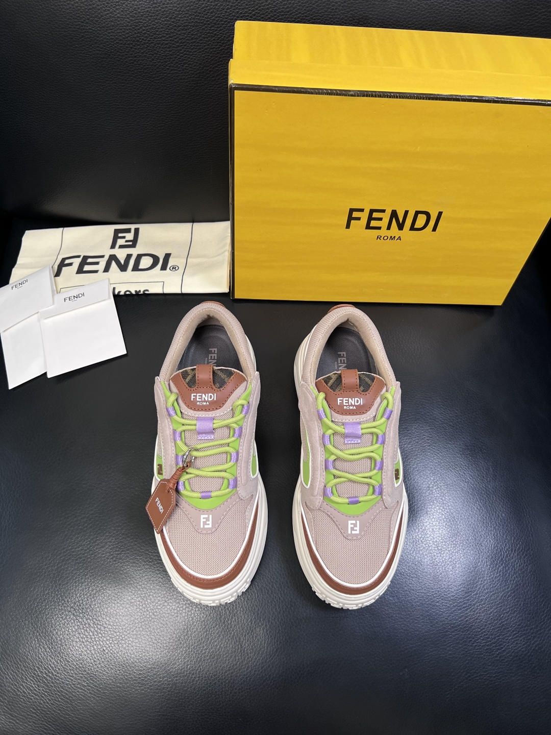 FENDI  高品质  顶级工艺品，芬迪  专柜同步，原厂配置意大利进口牛皮面料，进口牛皮内里垫，透气舒