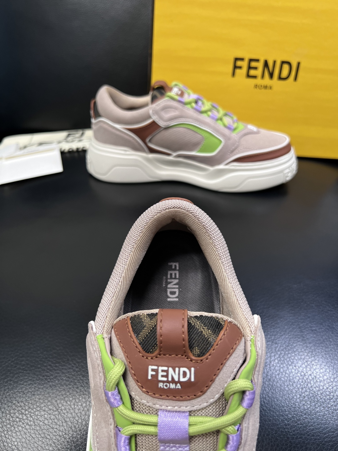 FENDI  高品质  顶级工艺品，芬迪  专柜同步，原厂配置意大利进口牛皮面料，进口牛皮内里垫，透气舒