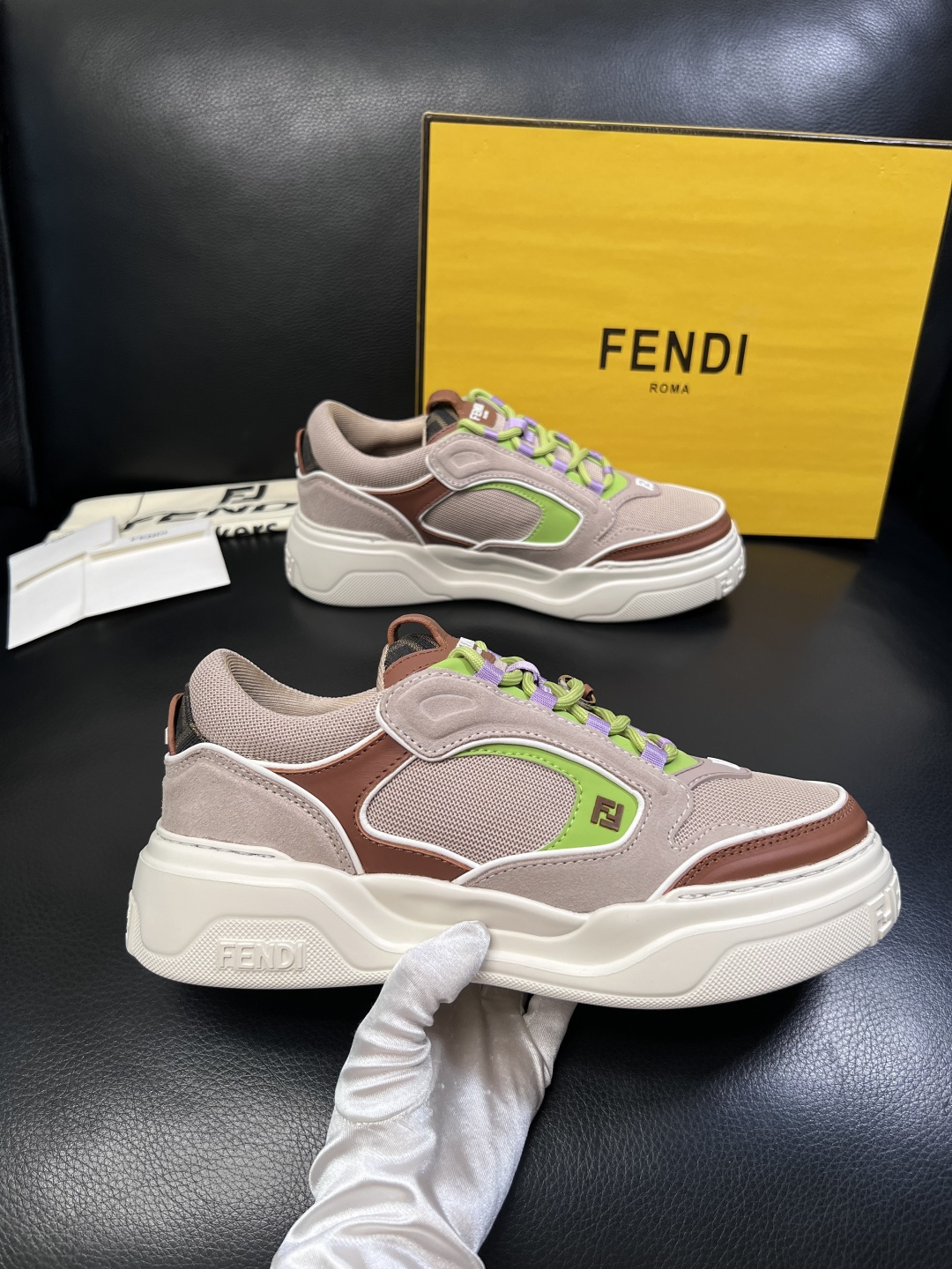 FENDI  高品质  顶级工艺品，芬迪  专柜同步，原厂配置意大利进口牛皮面料，进口牛皮内里垫，透气舒