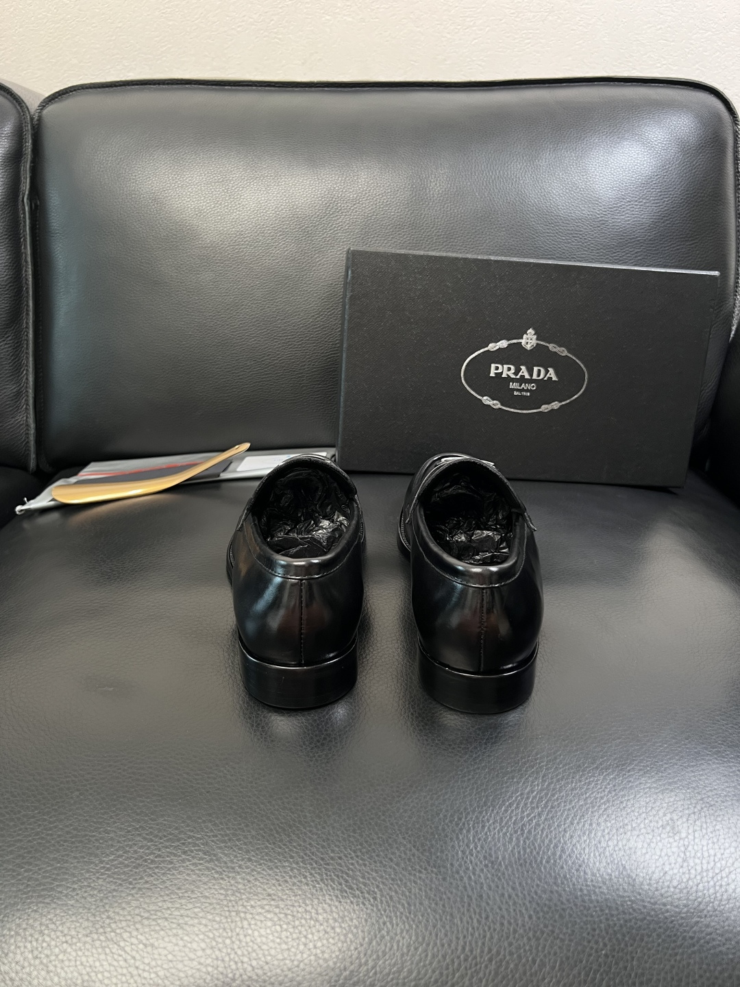 PRADA  高品质  顶级工艺品 普拉达 皮鞋专柜同步 原厂配置，意大利进口原版牛皮面料，透气舒适进口