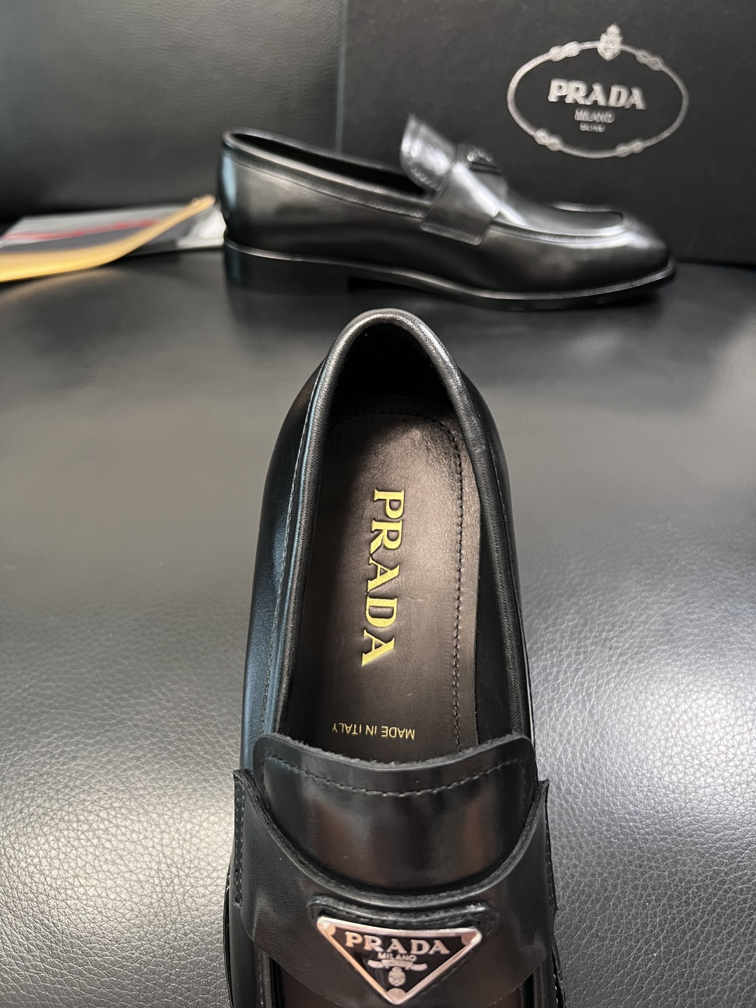 PRADA  高品质  顶级工艺品 普拉达 皮鞋专柜同步 原厂配置，意大利进口原版牛皮面料，透气舒适进口