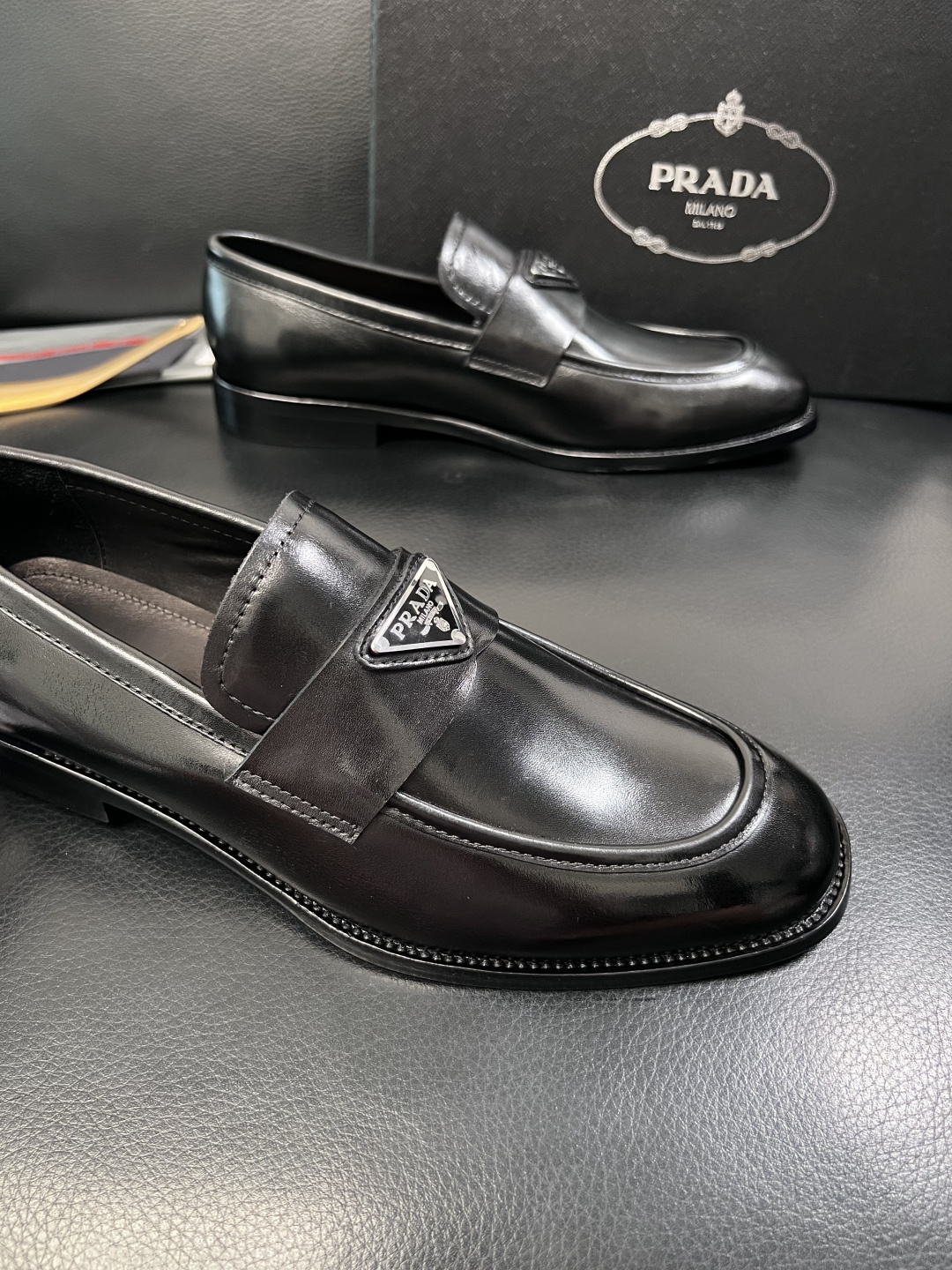 PRADA  高品质  顶级工艺品 普拉达 皮鞋专柜同步 原厂配置，意大利进口原版牛皮面料，透气舒适进口