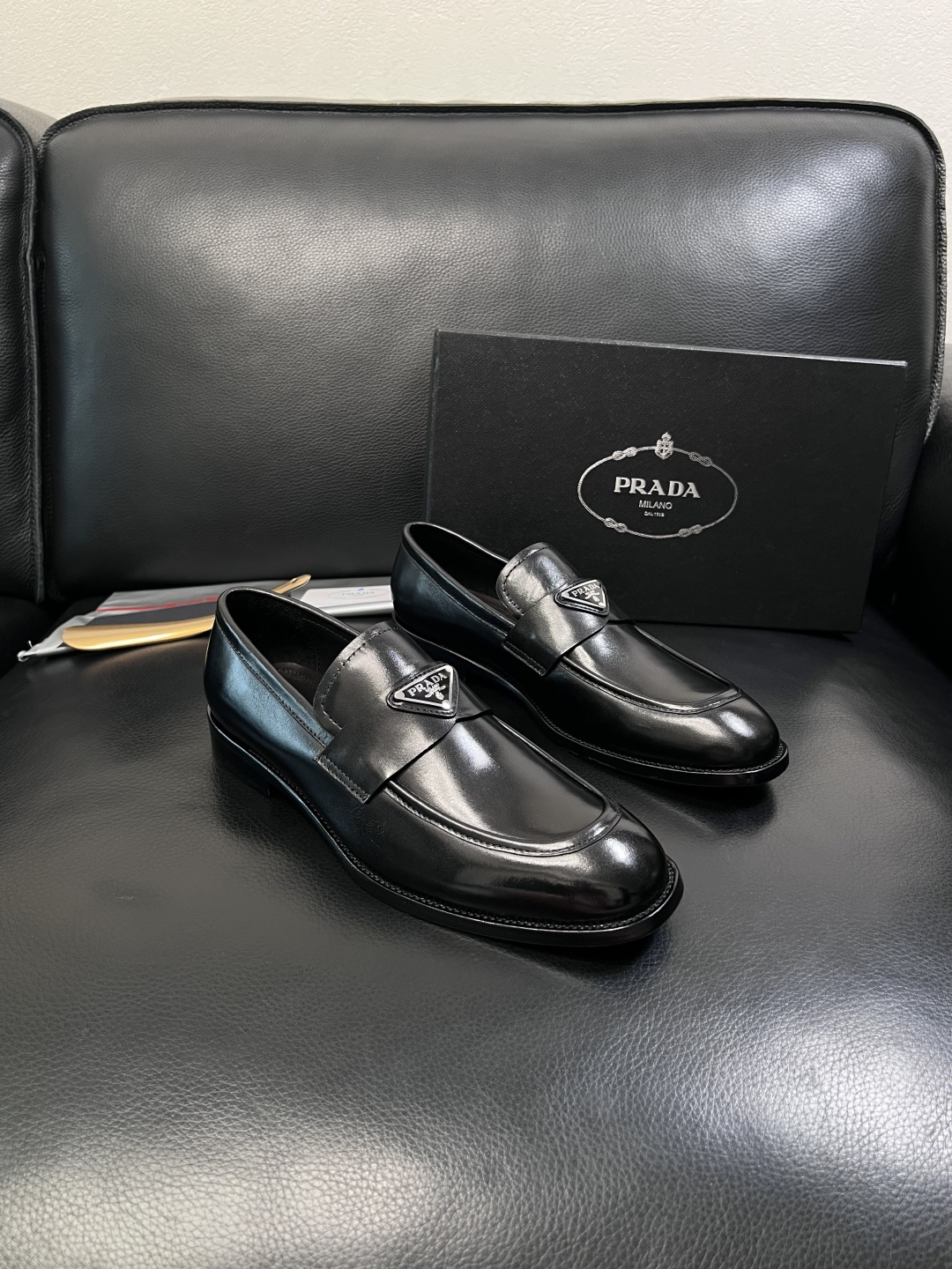 PRADA  高品质  顶级工艺品 普拉达 皮鞋专柜同步 原厂配置，意大利进口原版牛皮面料，透气舒适进口