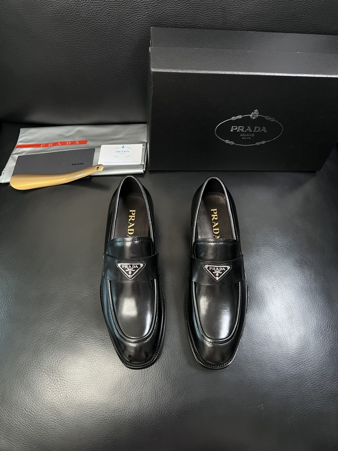 PRADA  高品质  顶级工艺品 普拉达 皮鞋专柜同步 原厂配置，意大利进口原版牛皮面料，透气舒适进口