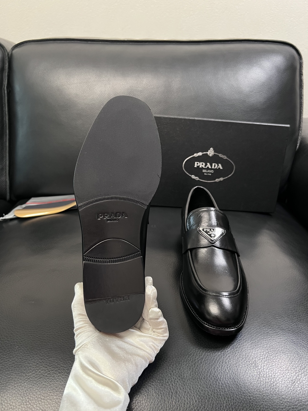 PRADA  高品质  顶级工艺品 普拉达 皮鞋专柜同步 原厂配置，意大利进口原版牛皮面料，透气舒适进口