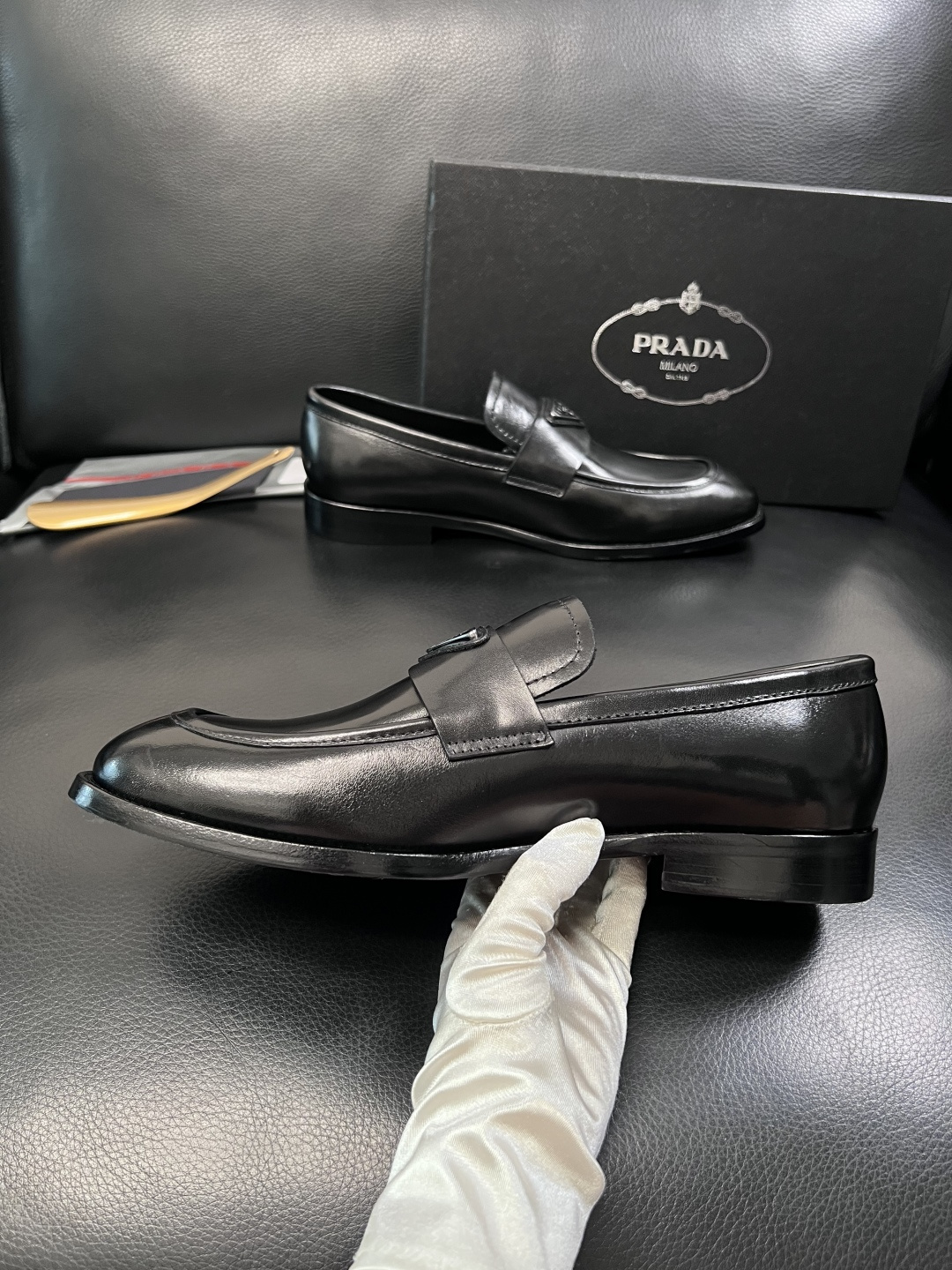 PRADA  高品质  顶级工艺品 普拉达 皮鞋专柜同步 原厂配置，意大利进口原版牛皮面料，透气舒适进口