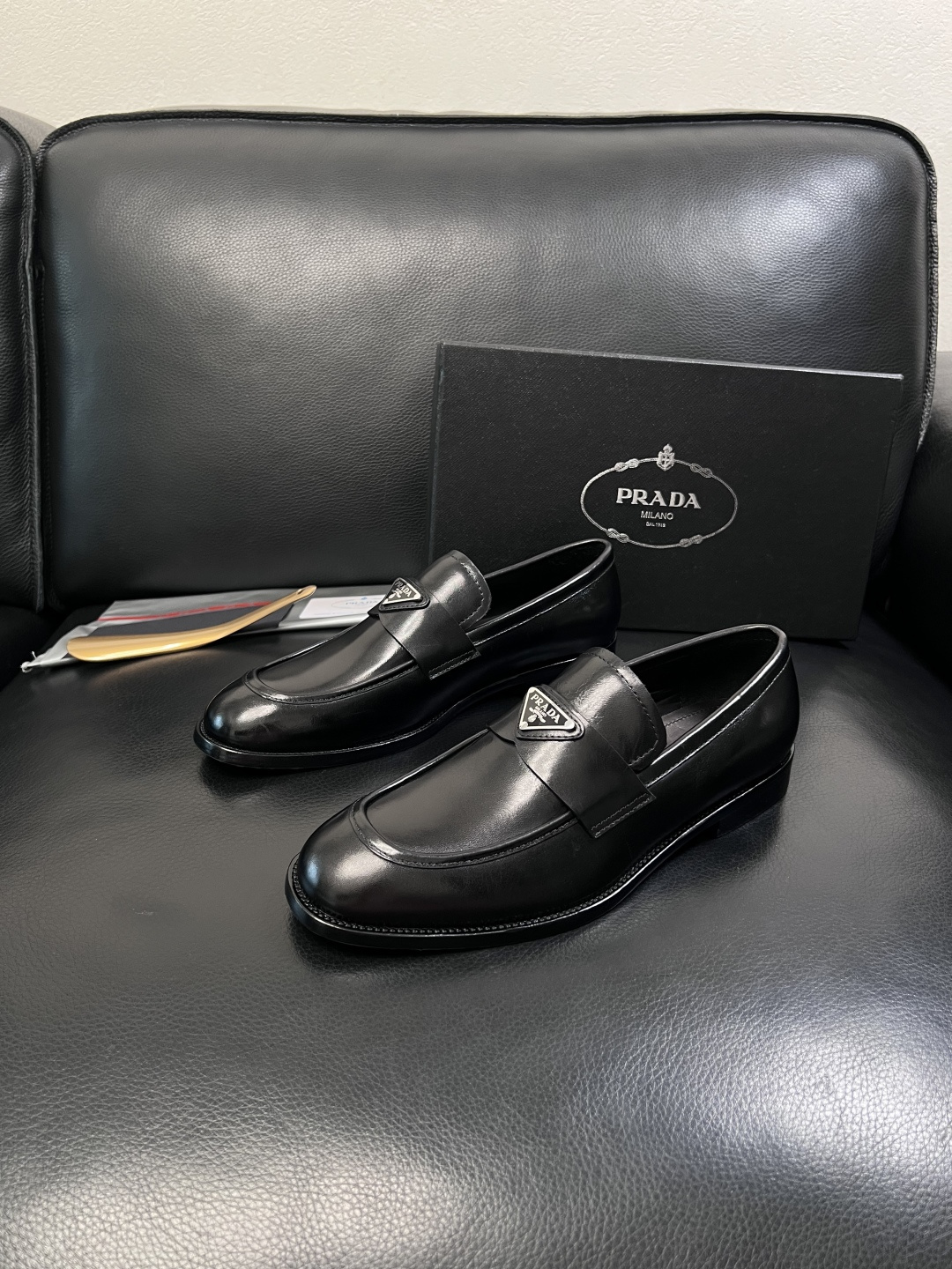 PRADA  高品质  顶级工艺品 普拉达 皮鞋专柜同步 原厂配置，意大利进口原版牛皮面料，透气舒适进口