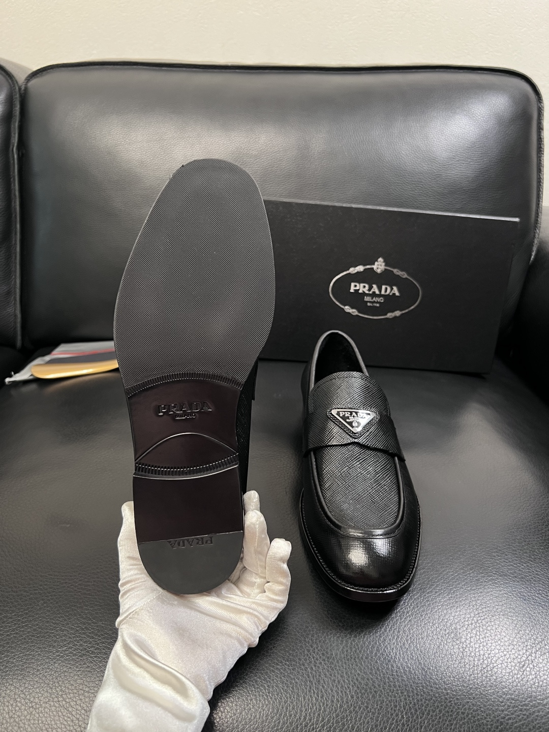 PRADA  高品质  顶级工艺品 普拉达 皮鞋专柜同步 原厂配置，意大利进口原版牛皮面料，透气舒适进口