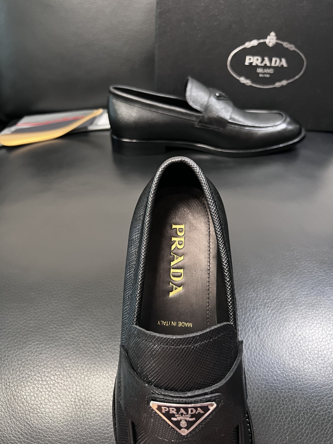 PRADA  高品质  顶级工艺品 普拉达 皮鞋专柜同步 原厂配置，意大利进口原版牛皮面料，透气舒适进口