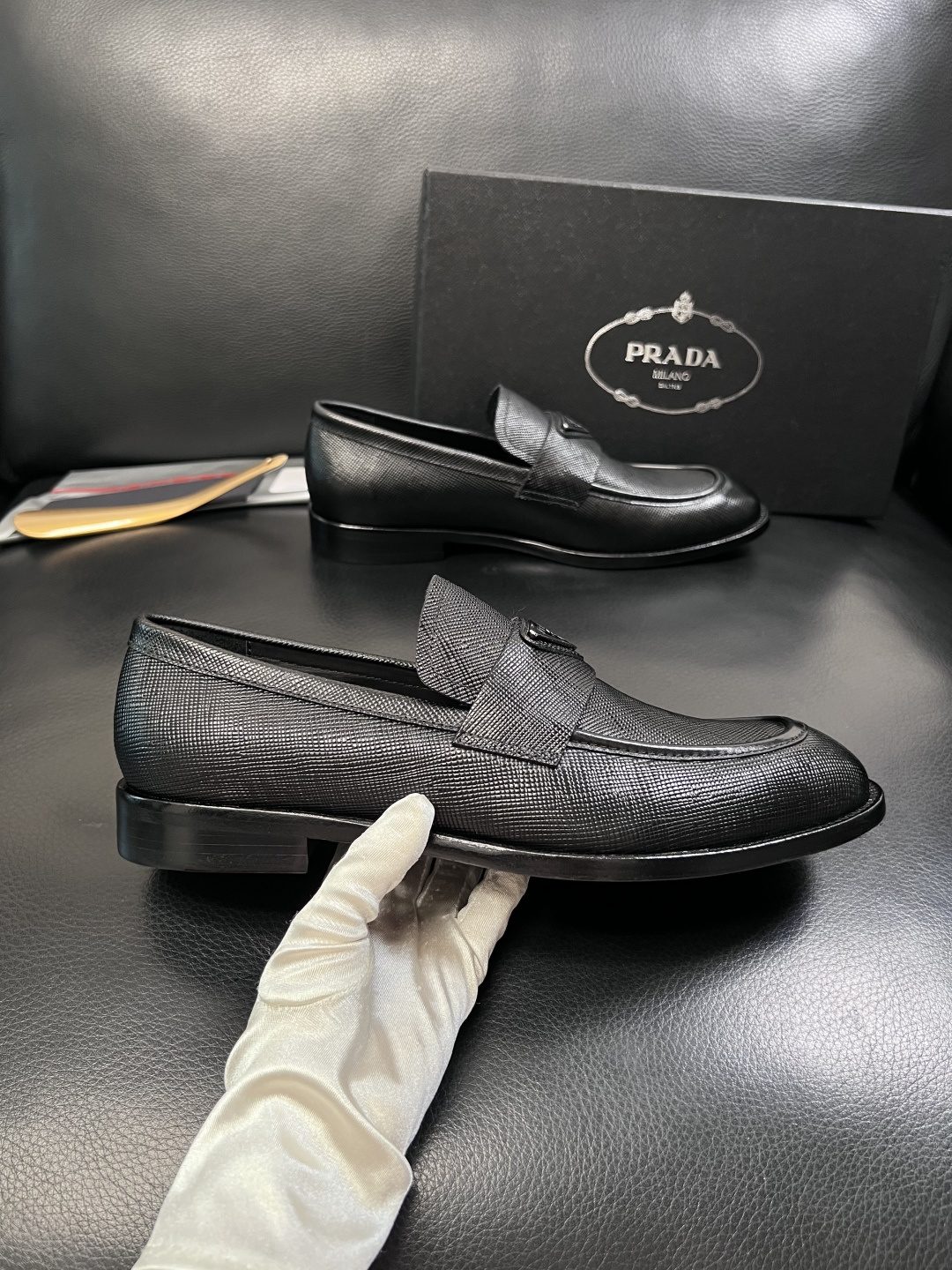 PRADA  高品质  顶级工艺品 普拉达 皮鞋专柜同步 原厂配置，意大利进口原版牛皮面料，透气舒适进口