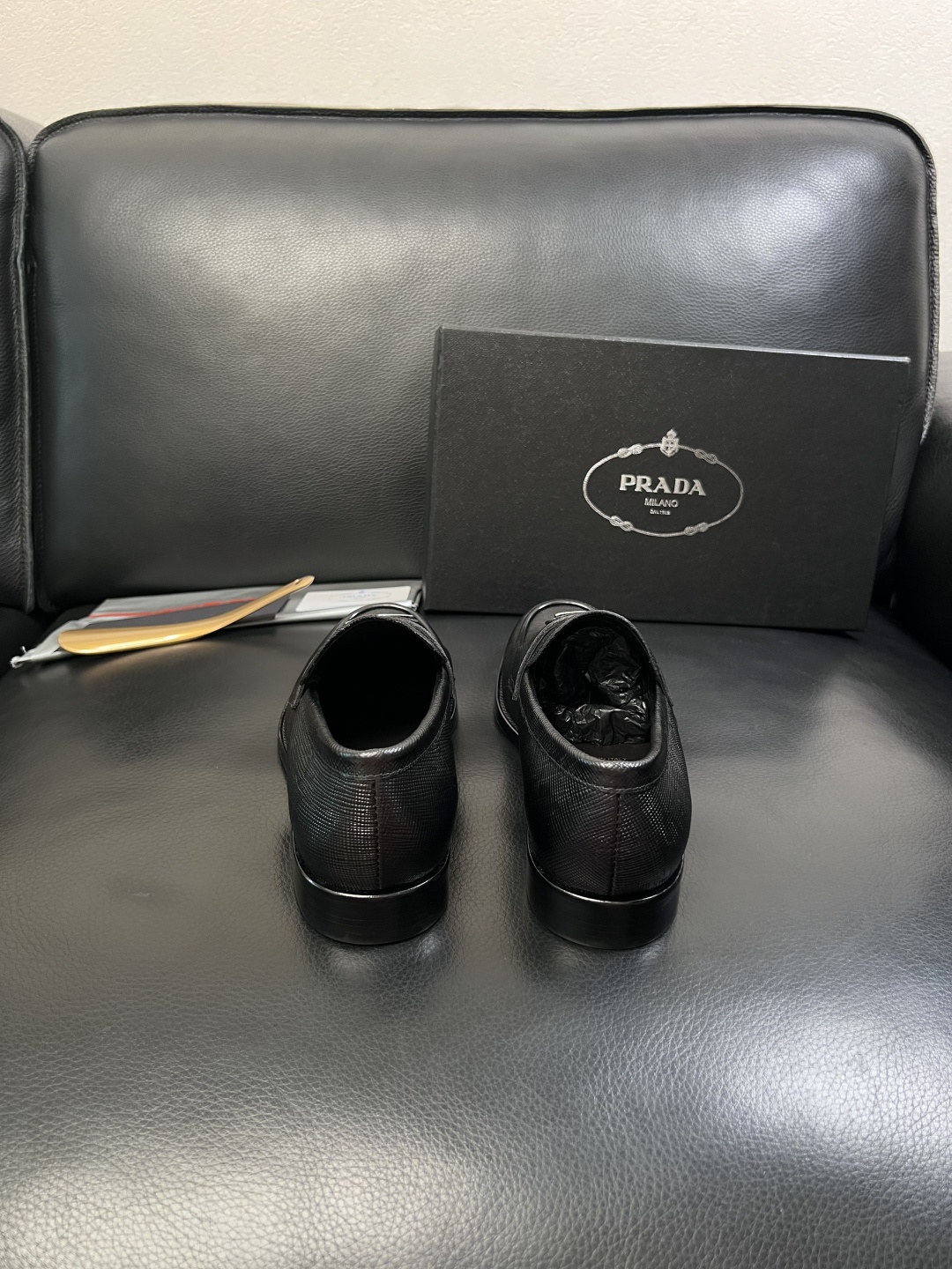 PRADA  高品质  顶级工艺品 普拉达 皮鞋专柜同步 原厂配置，意大利进口原版牛皮面料，透气舒适进口