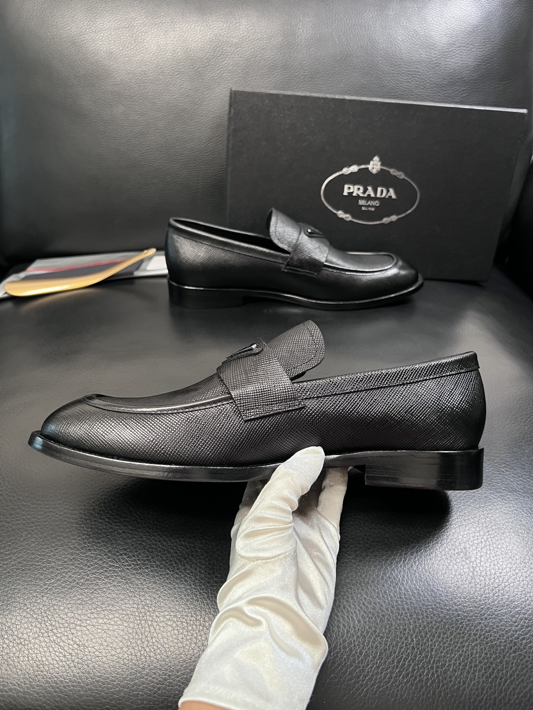 PRADA  高品质  顶级工艺品 普拉达 皮鞋专柜同步 原厂配置，意大利进口原版牛皮面料，透气舒适进口