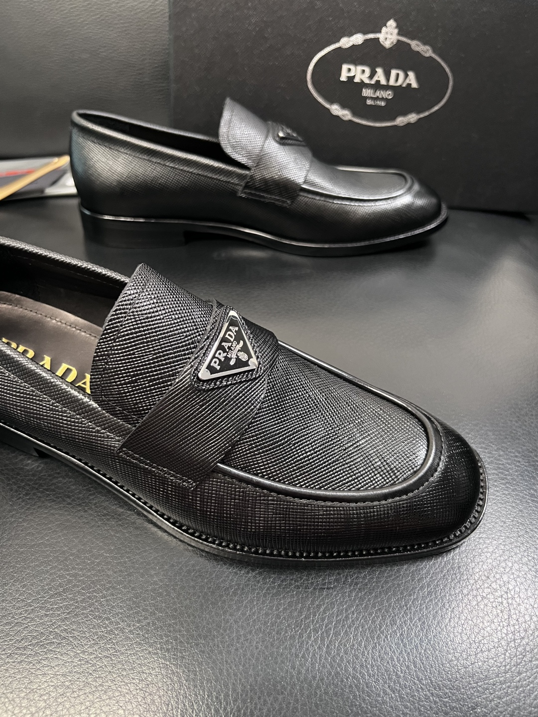PRADA  高品质  顶级工艺品 普拉达 皮鞋专柜同步 原厂配置，意大利进口原版牛皮面料，透气舒适进口