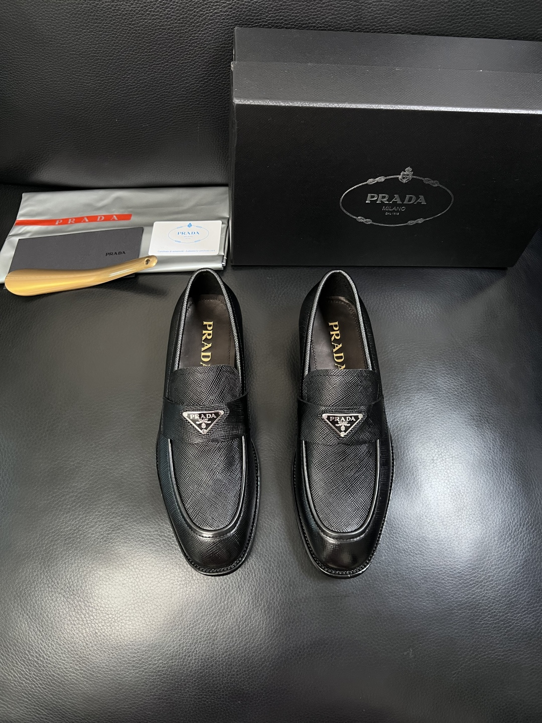 PRADA  高品质  顶级工艺品 普拉达 皮鞋专柜同步 原厂配置，意大利进口原版牛皮面料，透气舒适进口