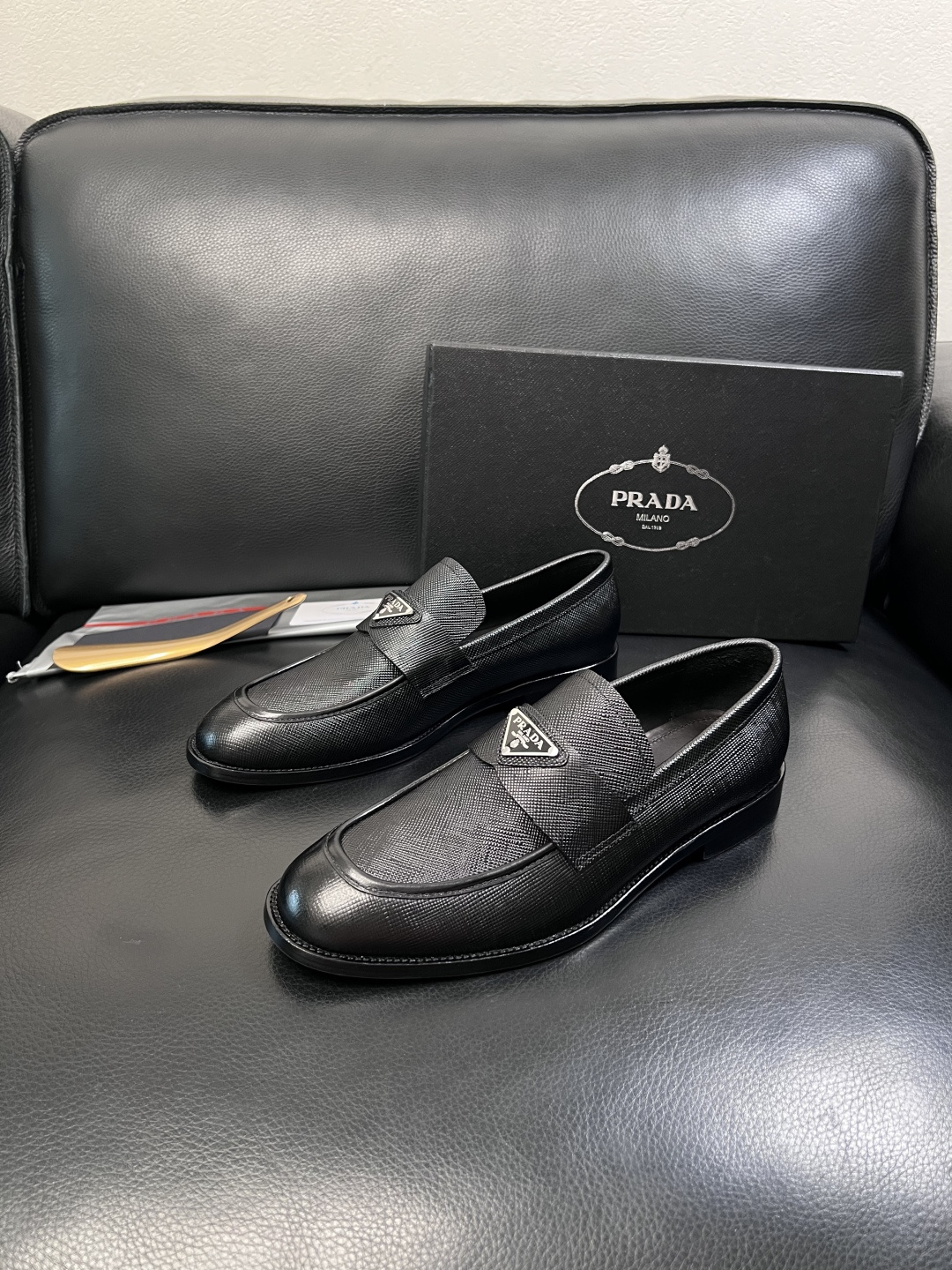 PRADA  高品质  顶级工艺品 普拉达 皮鞋专柜同步 原厂配置，意大利进口原版牛皮面料，透气舒适进口