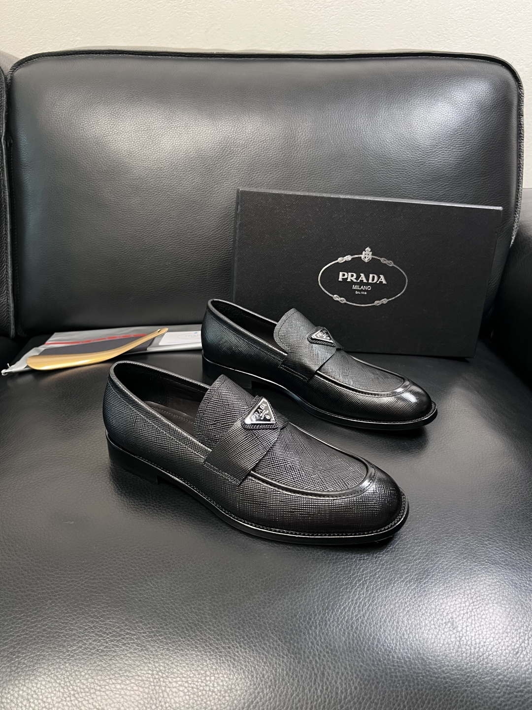 PRADA  高品质  顶级工艺品 普拉达 皮鞋专柜同步 原厂配置，意大利进口原版牛皮面料，透气舒适进口