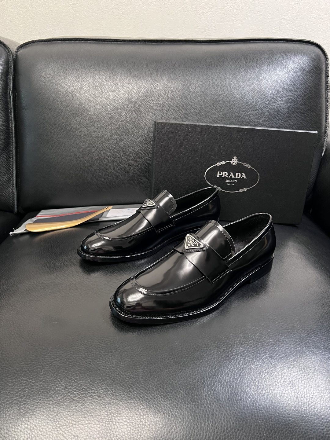 PRADA  高品质  顶级工艺品 普拉达 皮鞋专柜同步 原厂配置，意大利进口原版牛皮面料，透气舒适进口
