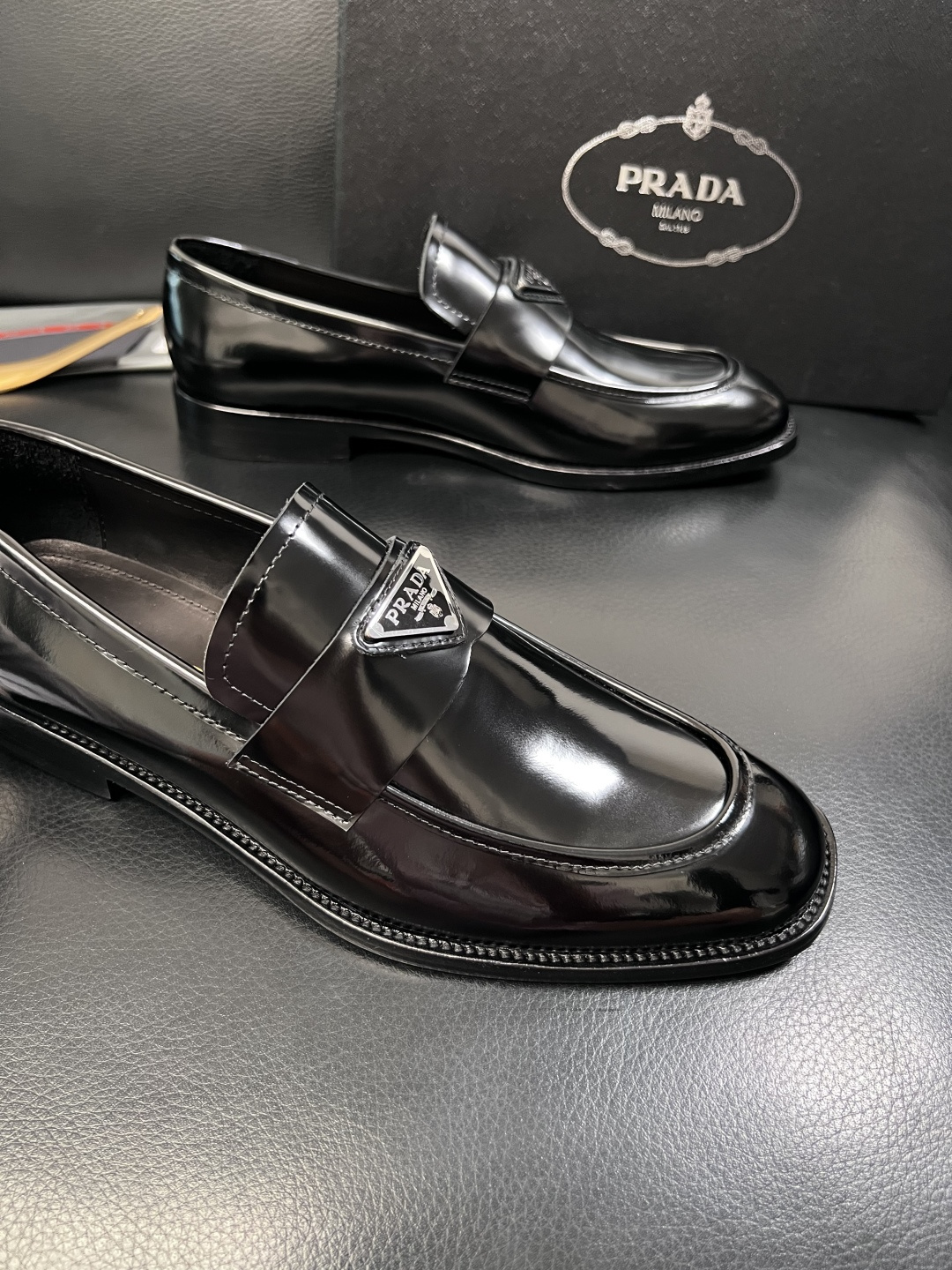 PRADA  高品质  顶级工艺品 普拉达 皮鞋专柜同步 原厂配置，意大利进口原版牛皮面料，透气舒适进口