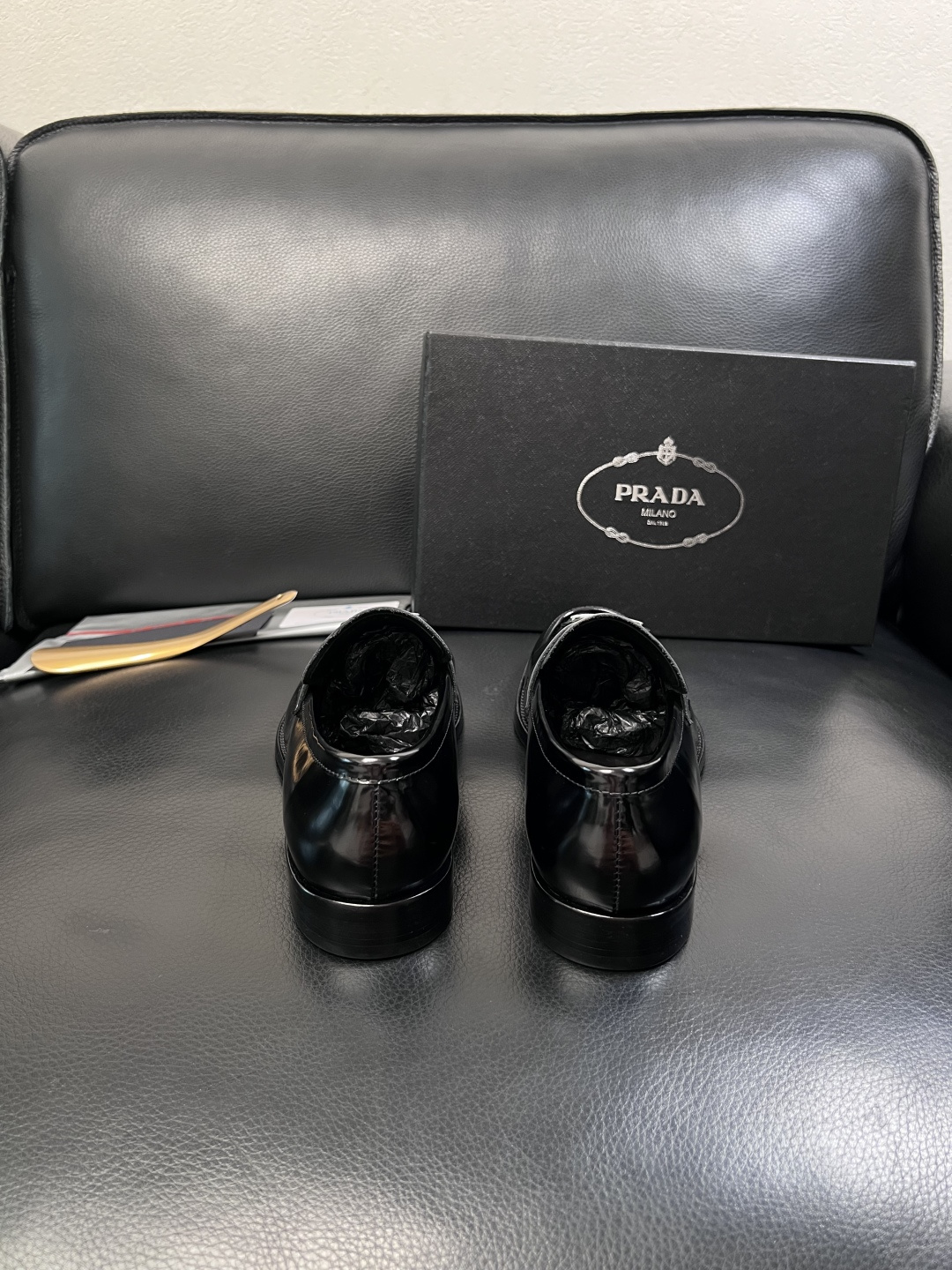PRADA  高品质  顶级工艺品 普拉达 皮鞋专柜同步 原厂配置，意大利进口原版牛皮面料，透气舒适进口