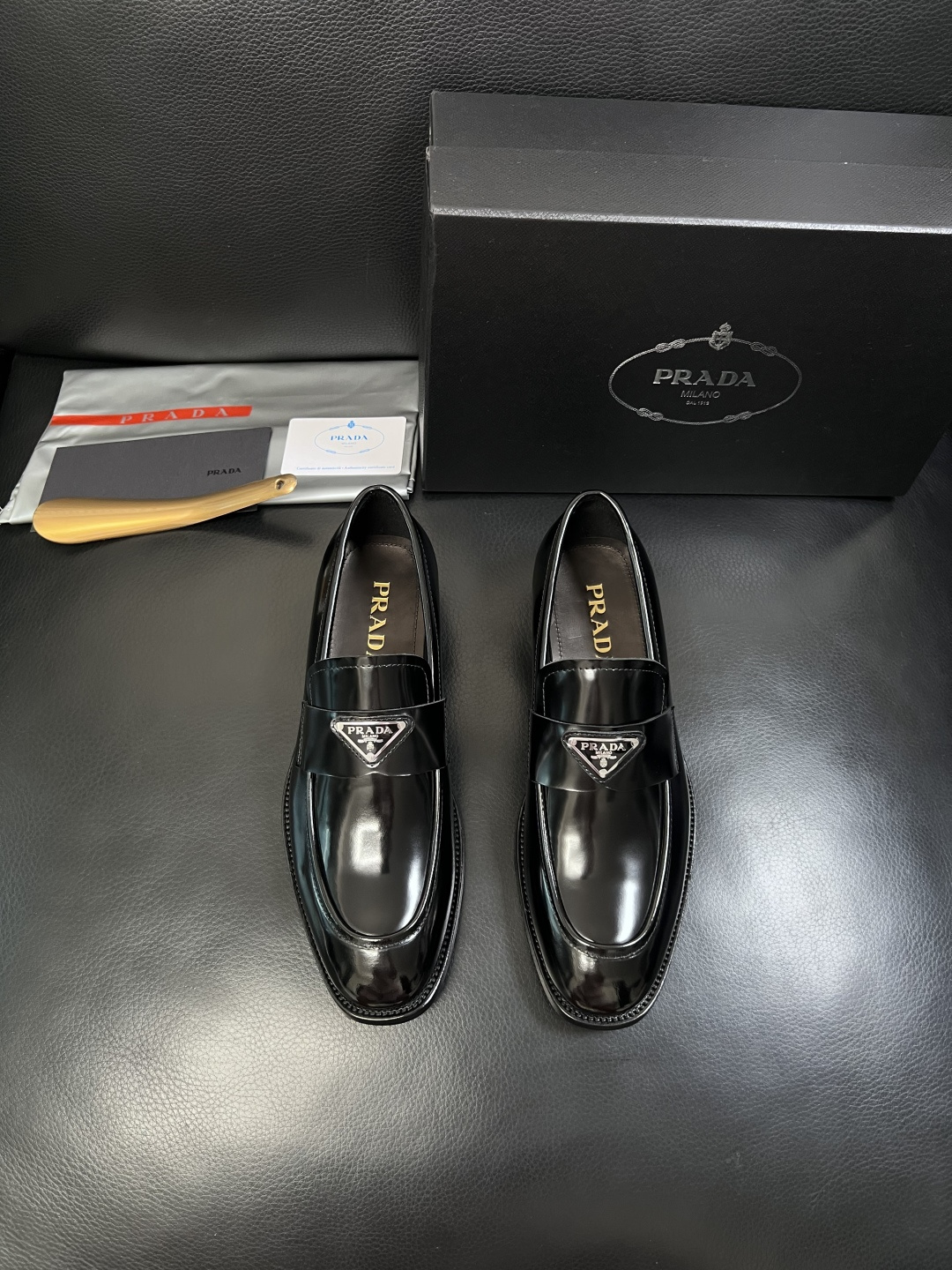 PRADA  高品质  顶级工艺品 普拉达 皮鞋专柜同步 原厂配置，意大利进口原版牛皮面料，透气舒适进口