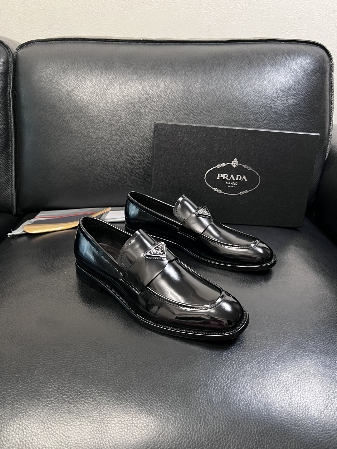 PRADA  高品质  顶级工艺品 普拉达 皮鞋专柜同步 原厂配置，意大利进口原版牛皮面料，透气舒适进口