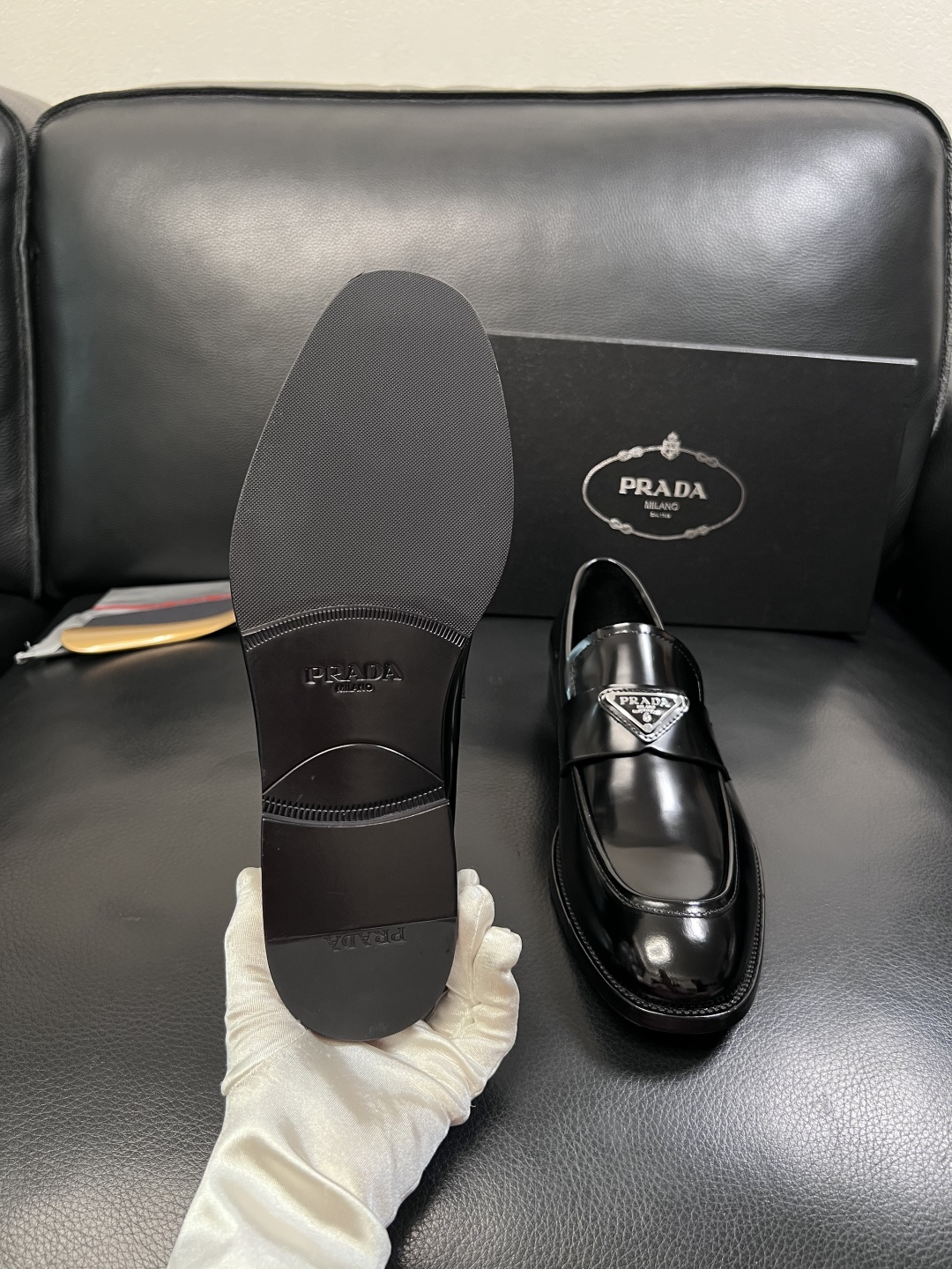 PRADA  高品质  顶级工艺品 普拉达 皮鞋专柜同步 原厂配置，意大利进口原版牛皮面料，透气舒适进口