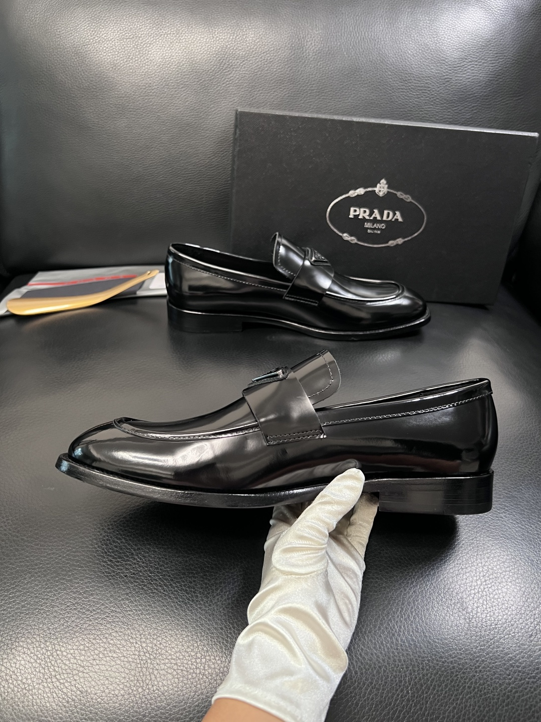 PRADA  高品质  顶级工艺品 普拉达 皮鞋专柜同步 原厂配置，意大利进口原版牛皮面料，透气舒适进口