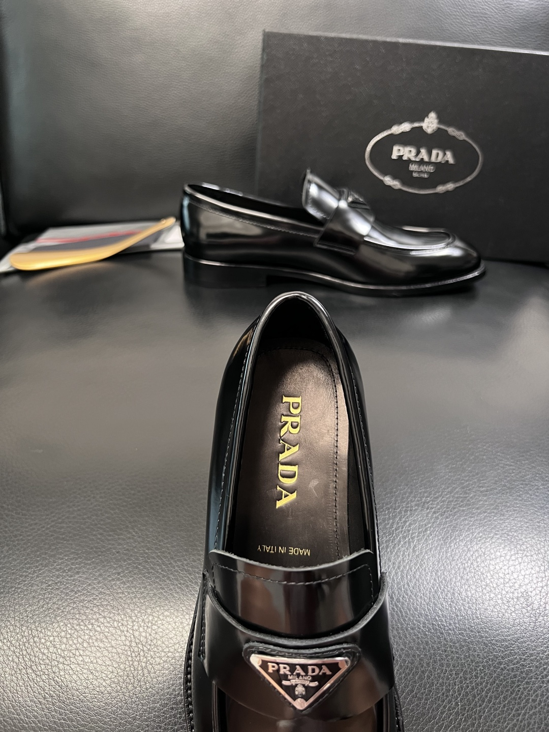 PRADA  高品质  顶级工艺品 普拉达 皮鞋专柜同步 原厂配置，意大利进口原版牛皮面料，透气舒适进口