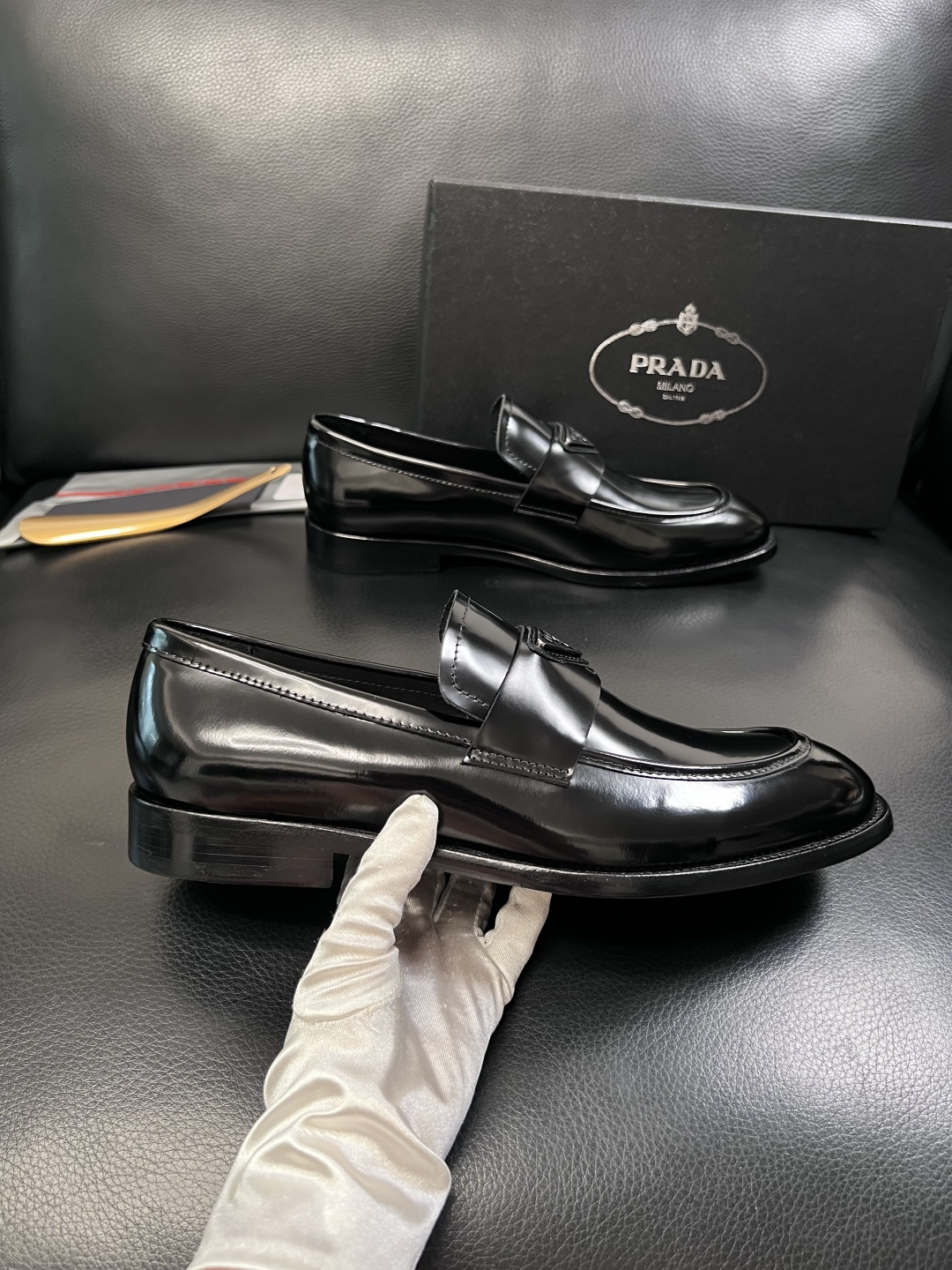 PRADA  高品质  顶级工艺品 普拉达 皮鞋专柜同步 原厂配置，意大利进口原版牛皮面料，透气舒适进口