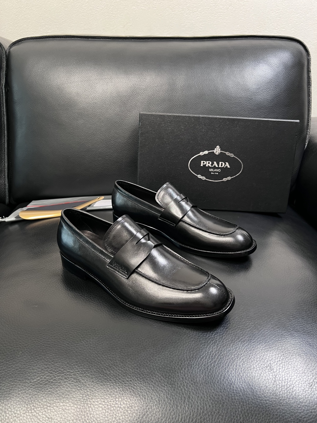 PRADA  高品质  顶级工艺品 普拉达 皮鞋专柜同步 原厂配置，意大利进口原版牛皮面料，透气舒适进口