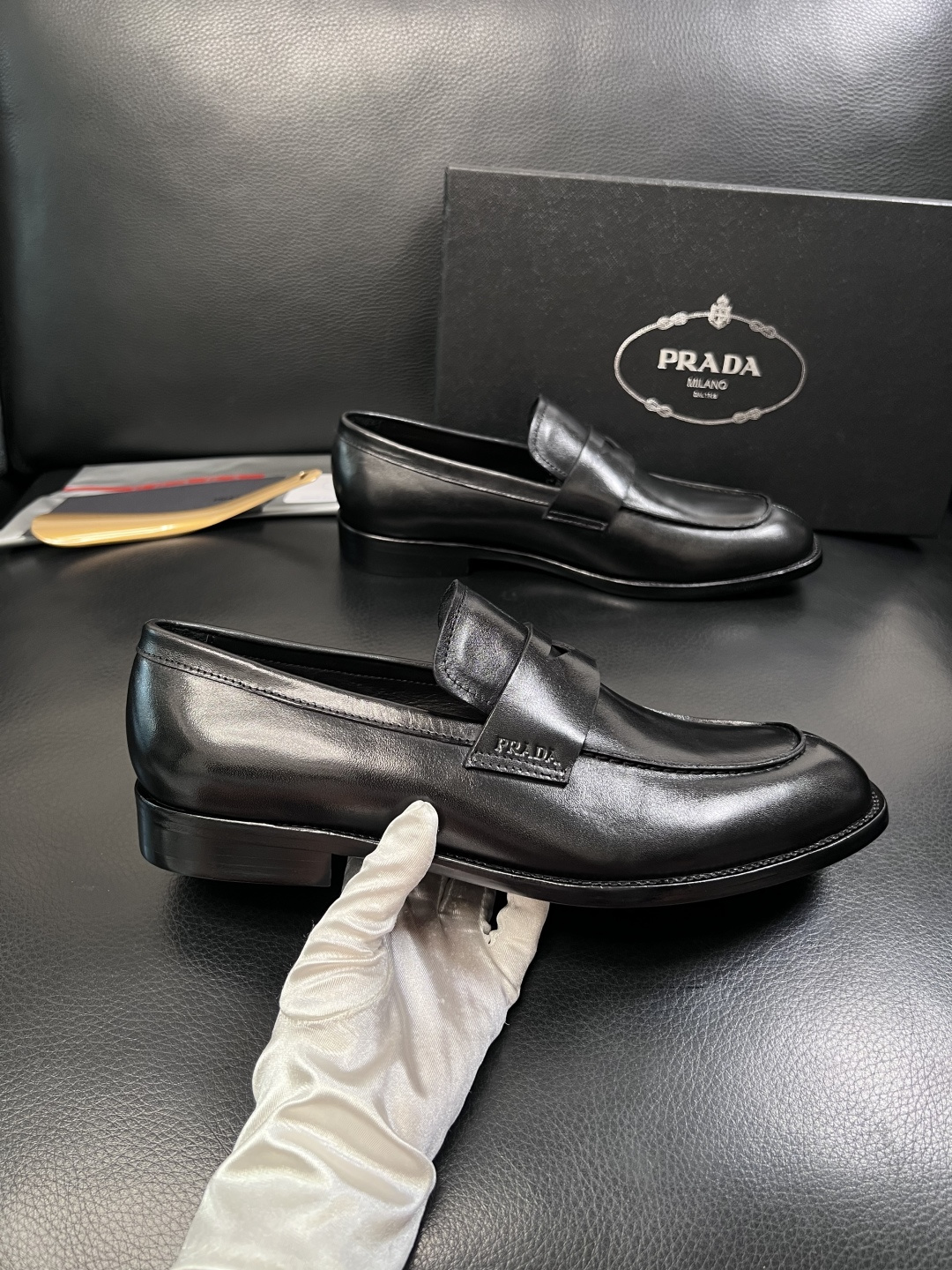PRADA  高品质  顶级工艺品 普拉达 皮鞋专柜同步 原厂配置，意大利进口原版牛皮面料，透气舒适进口
