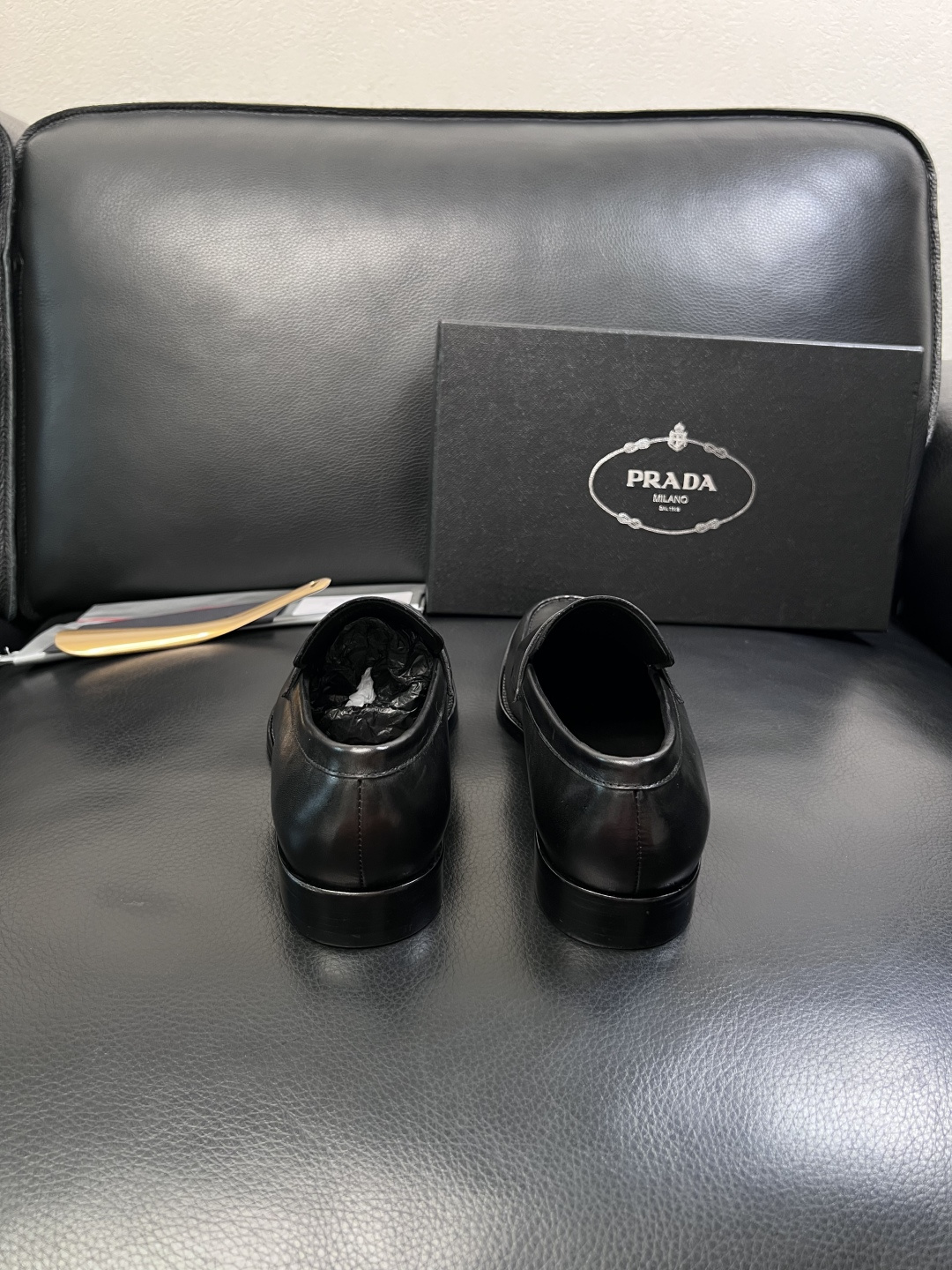 PRADA  高品质  顶级工艺品 普拉达 皮鞋专柜同步 原厂配置，意大利进口原版牛皮面料，透气舒适进口