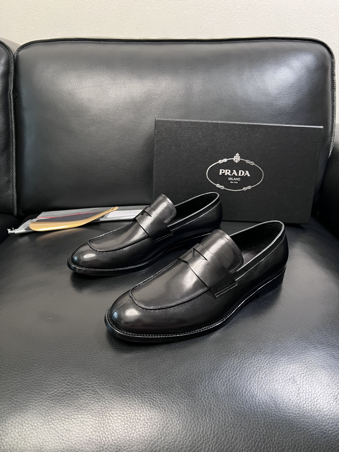 PRADA  高品质  顶级工艺品 普拉达 皮鞋专柜同步 原厂配置，意大利进口原版牛皮面料，透气舒适进口